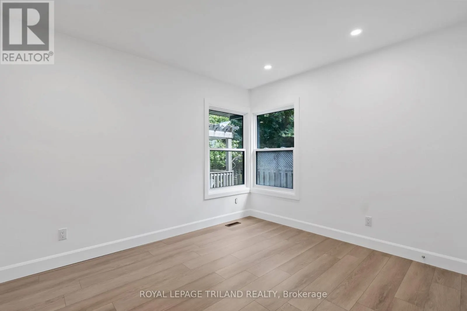 32 BRAEMAR CRESCENT