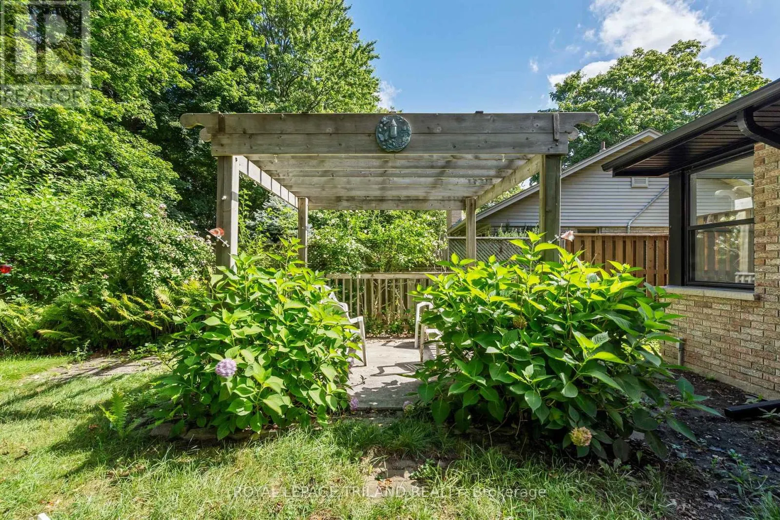 32 BRAEMAR CRESCENT