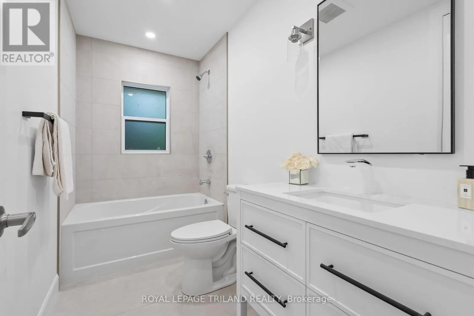 32 BRAEMAR CRESCENT