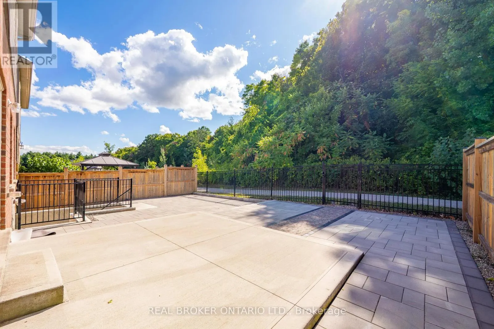 326 MOORLANDS CRESCENT