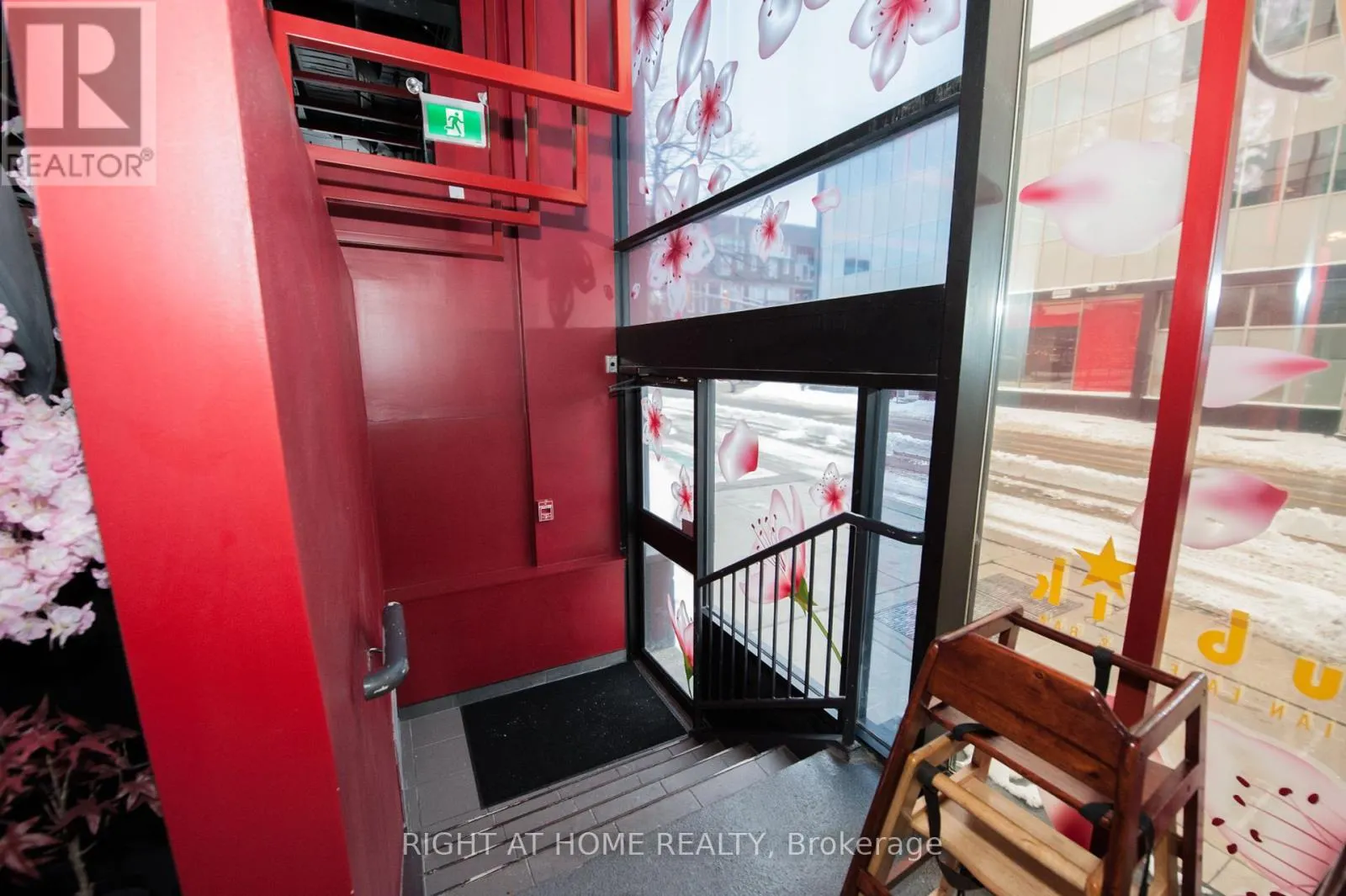 102 - 305 KING STREET W