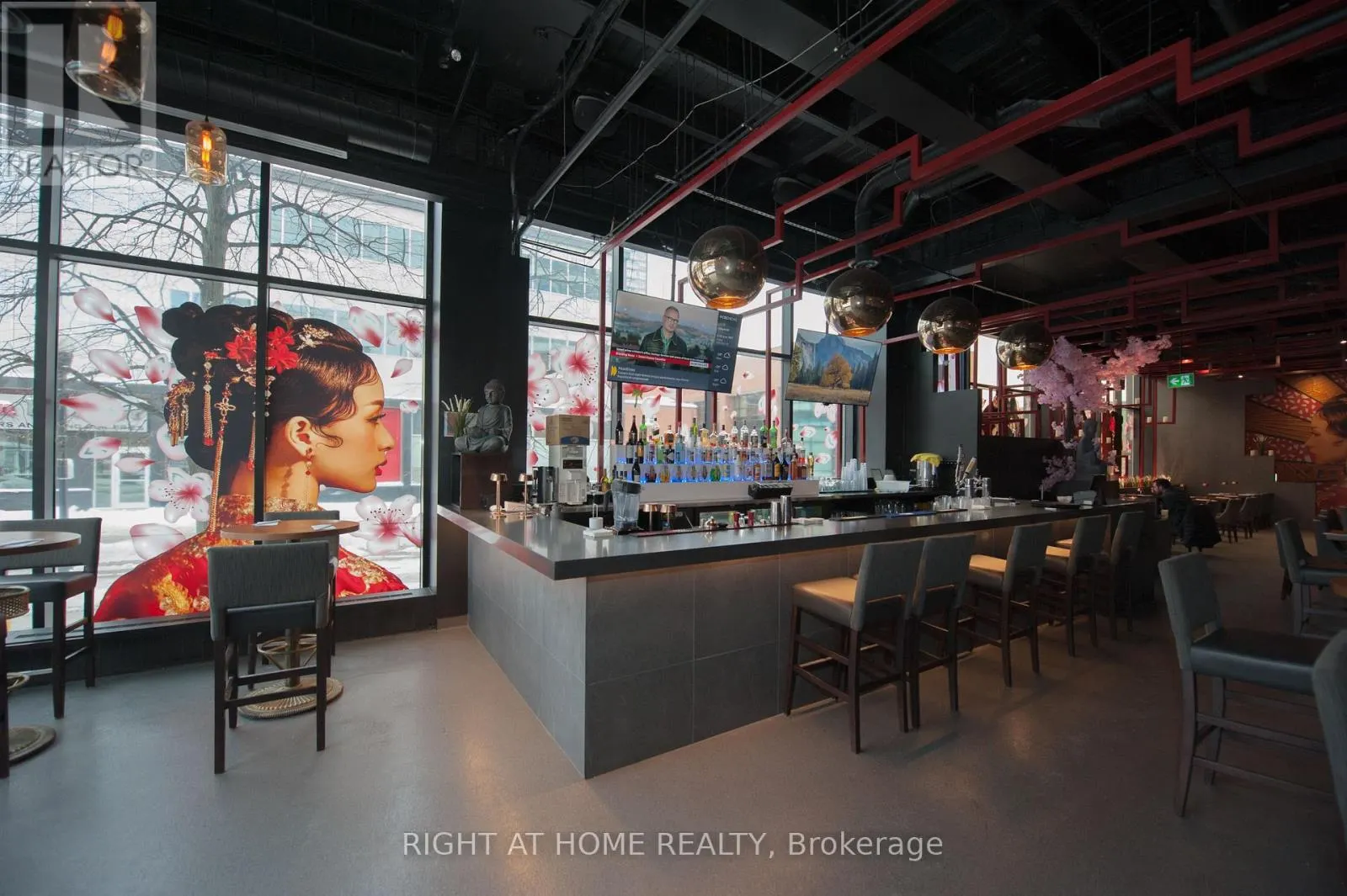 102 - 305 KING STREET W