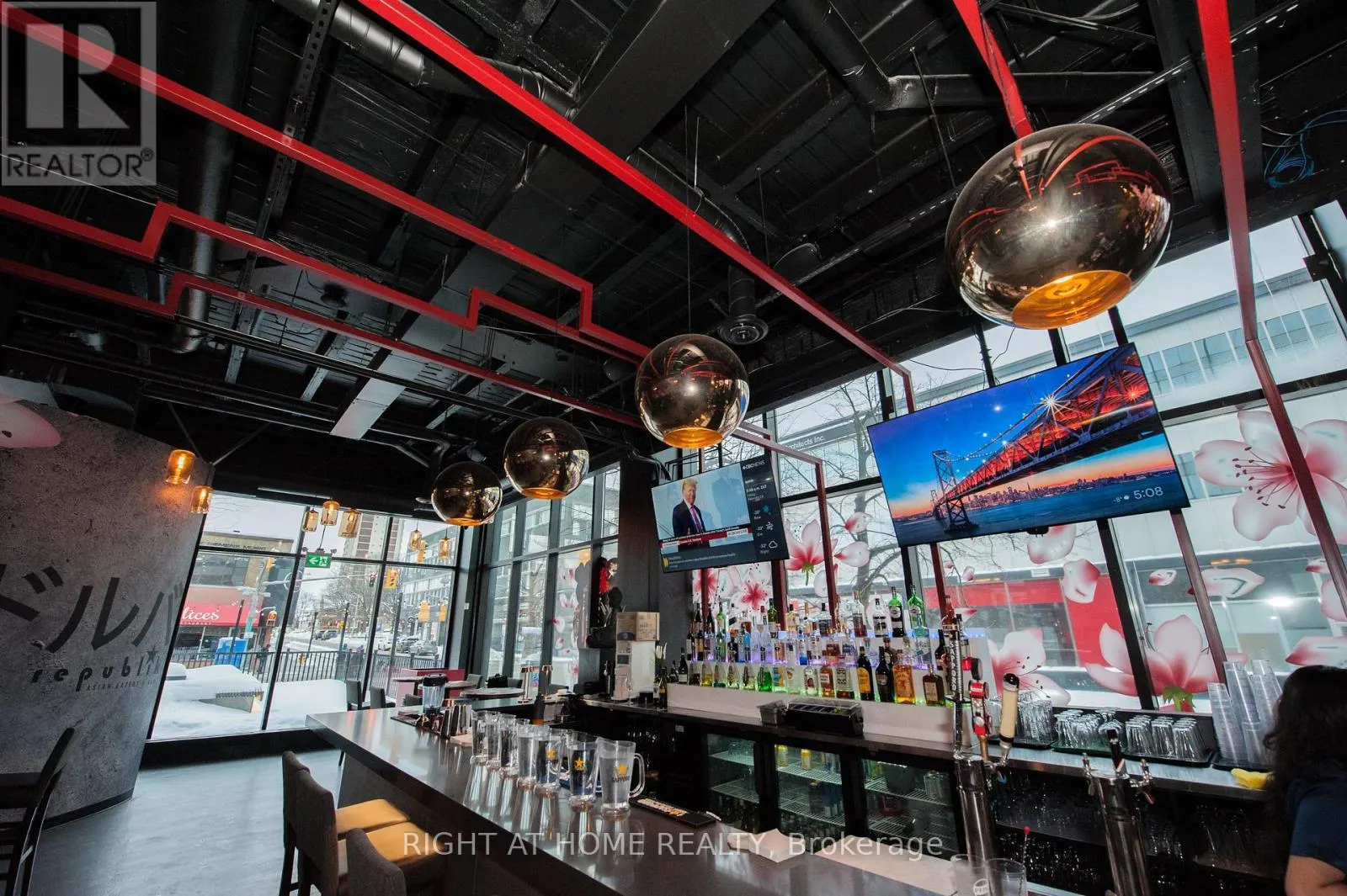 102 - 305 KING STREET W