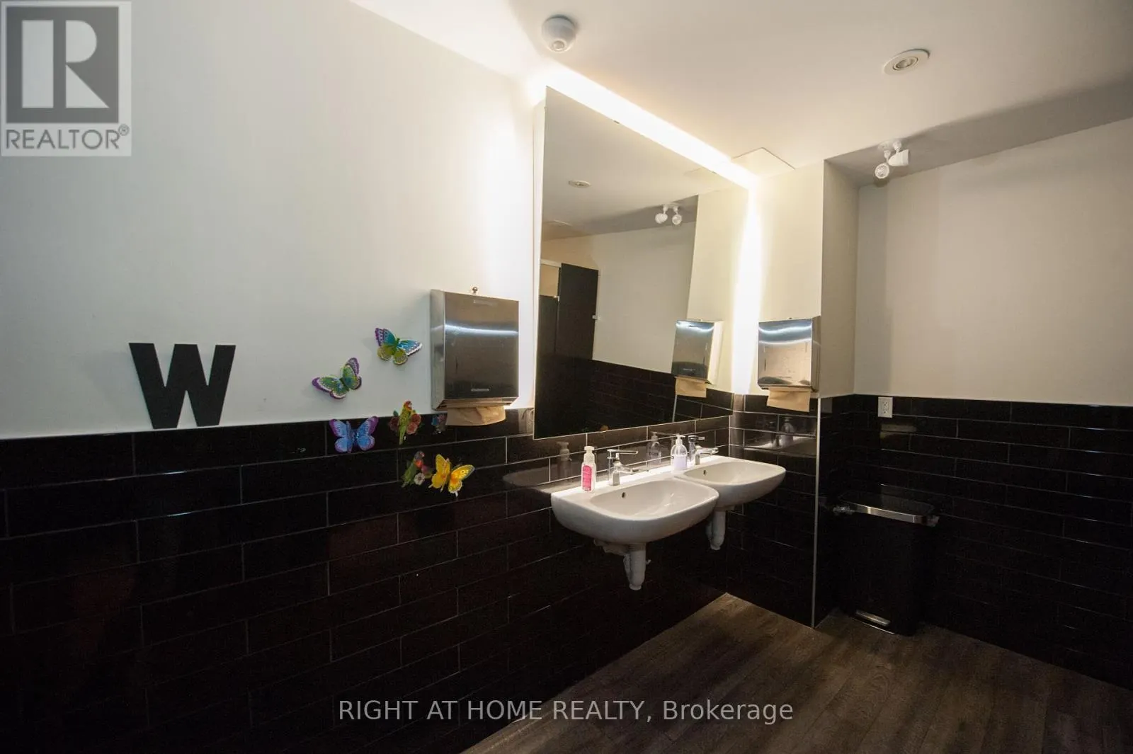 102 - 305 KING STREET W