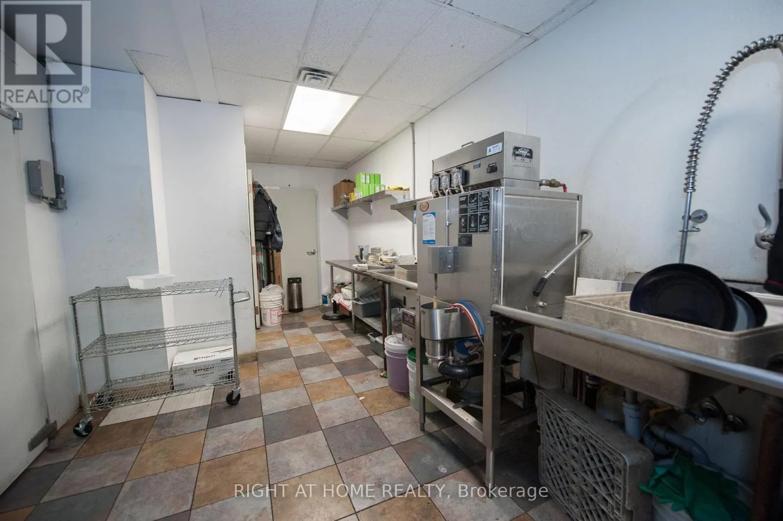 102 - 305 KING STREET W