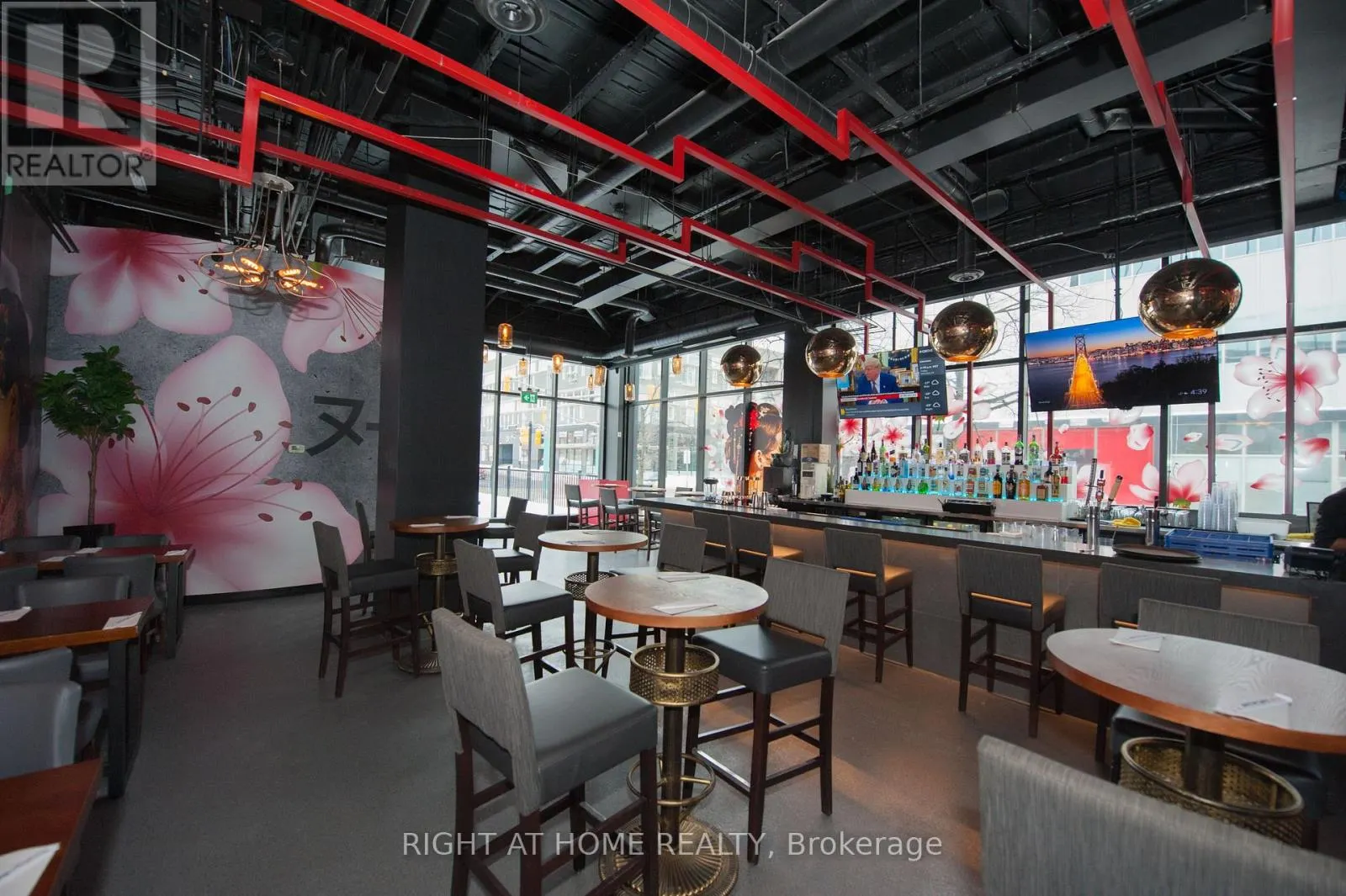 102 - 305 KING STREET W