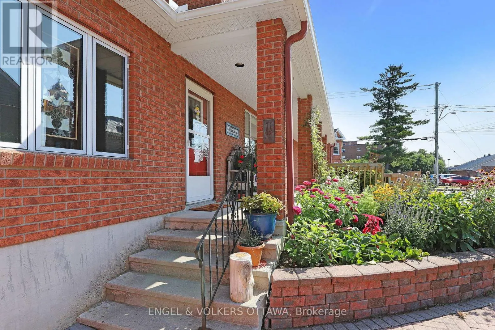 190 JOHN STREET N