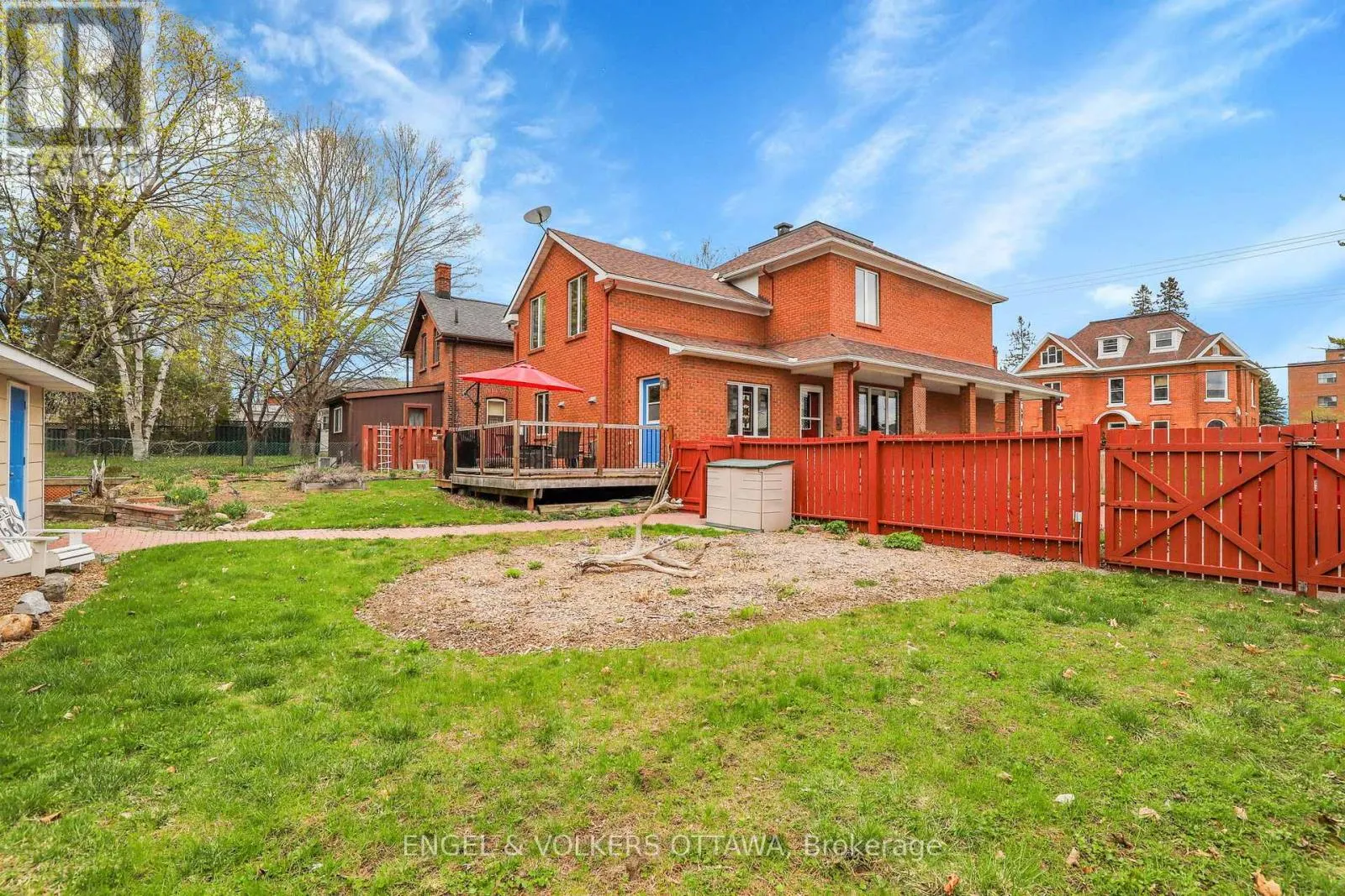 190 JOHN STREET N