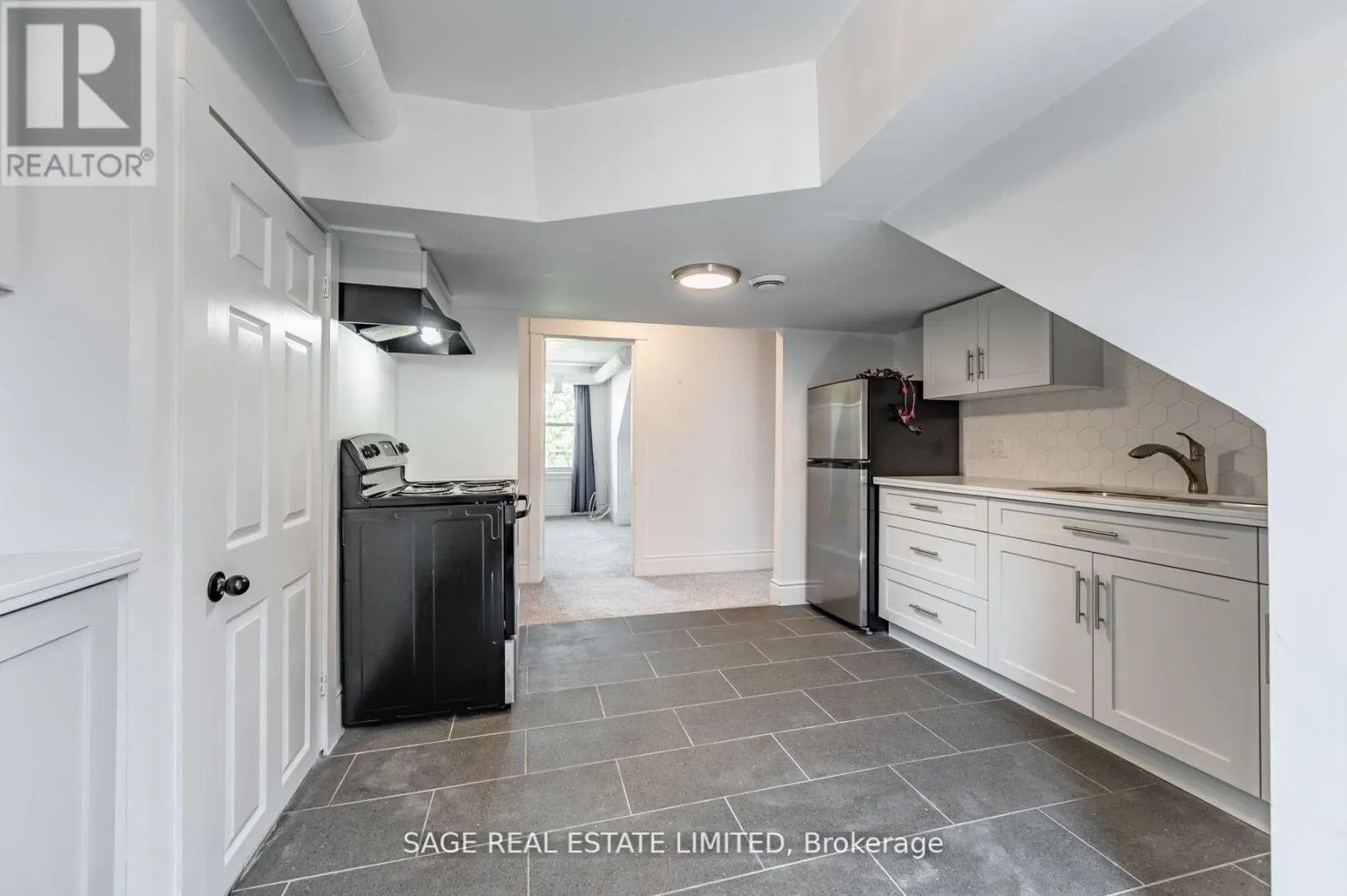 3RD - 459 ABERDEEN AVENUE