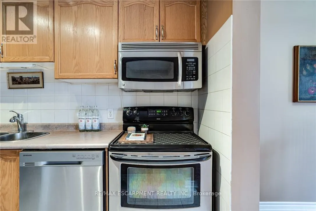 11 - 1809 UPPER WENTWORTH STREET