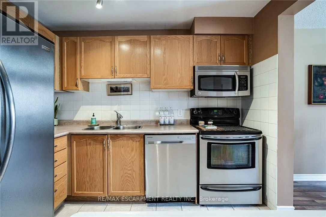 11 - 1809 UPPER WENTWORTH STREET