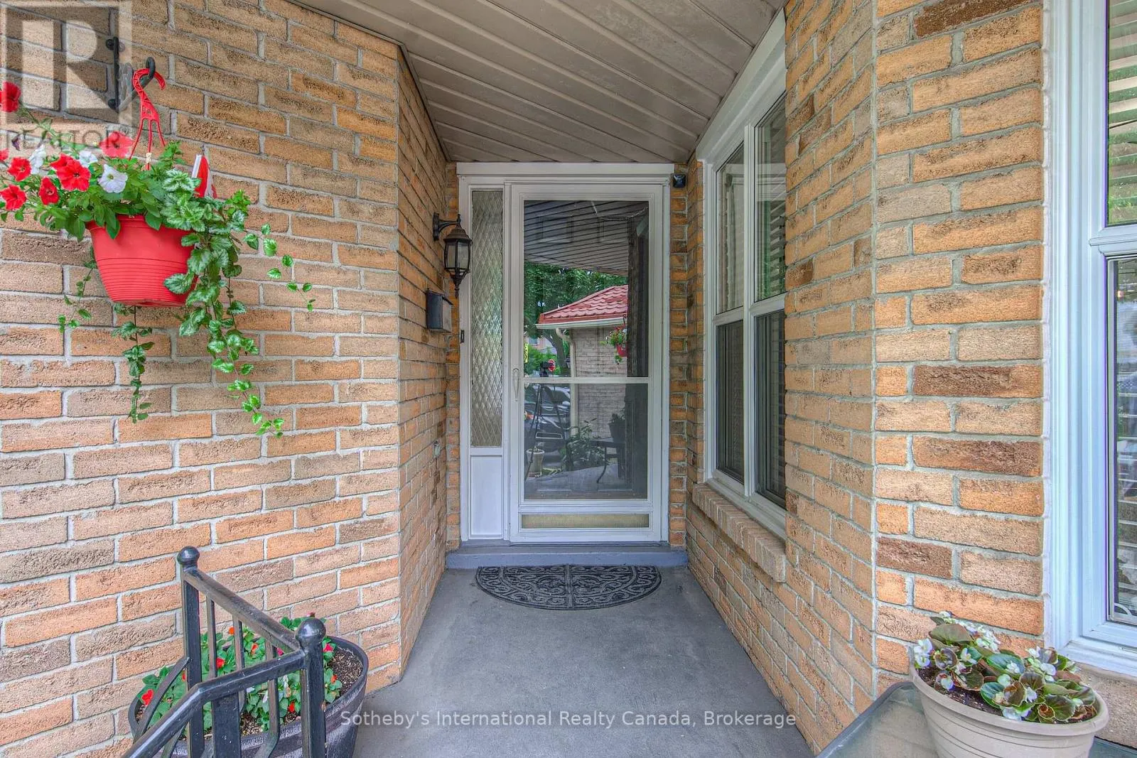 157 TWIN CRESCENT