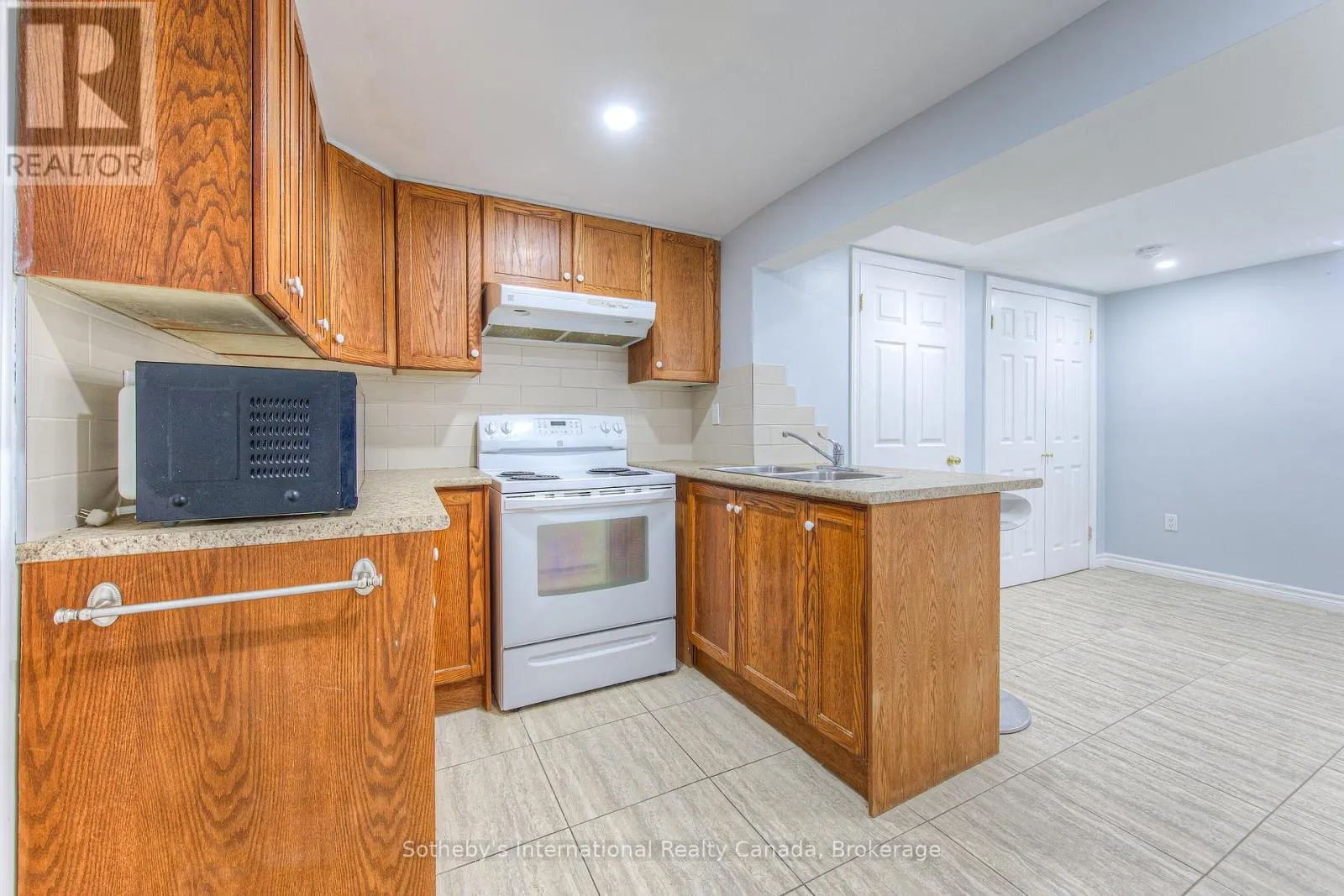 157 TWIN CRESCENT