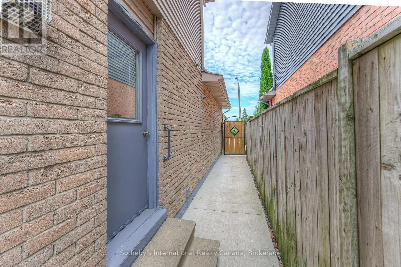 157 TWIN CRESCENT