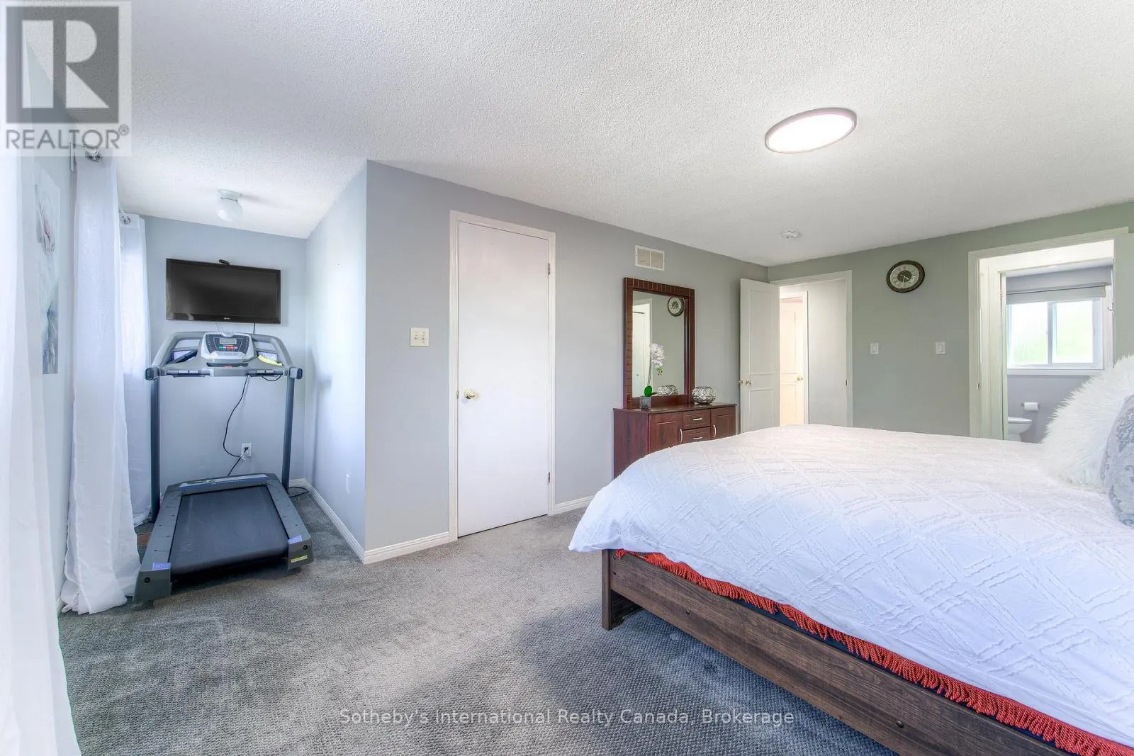 157 TWIN CRESCENT