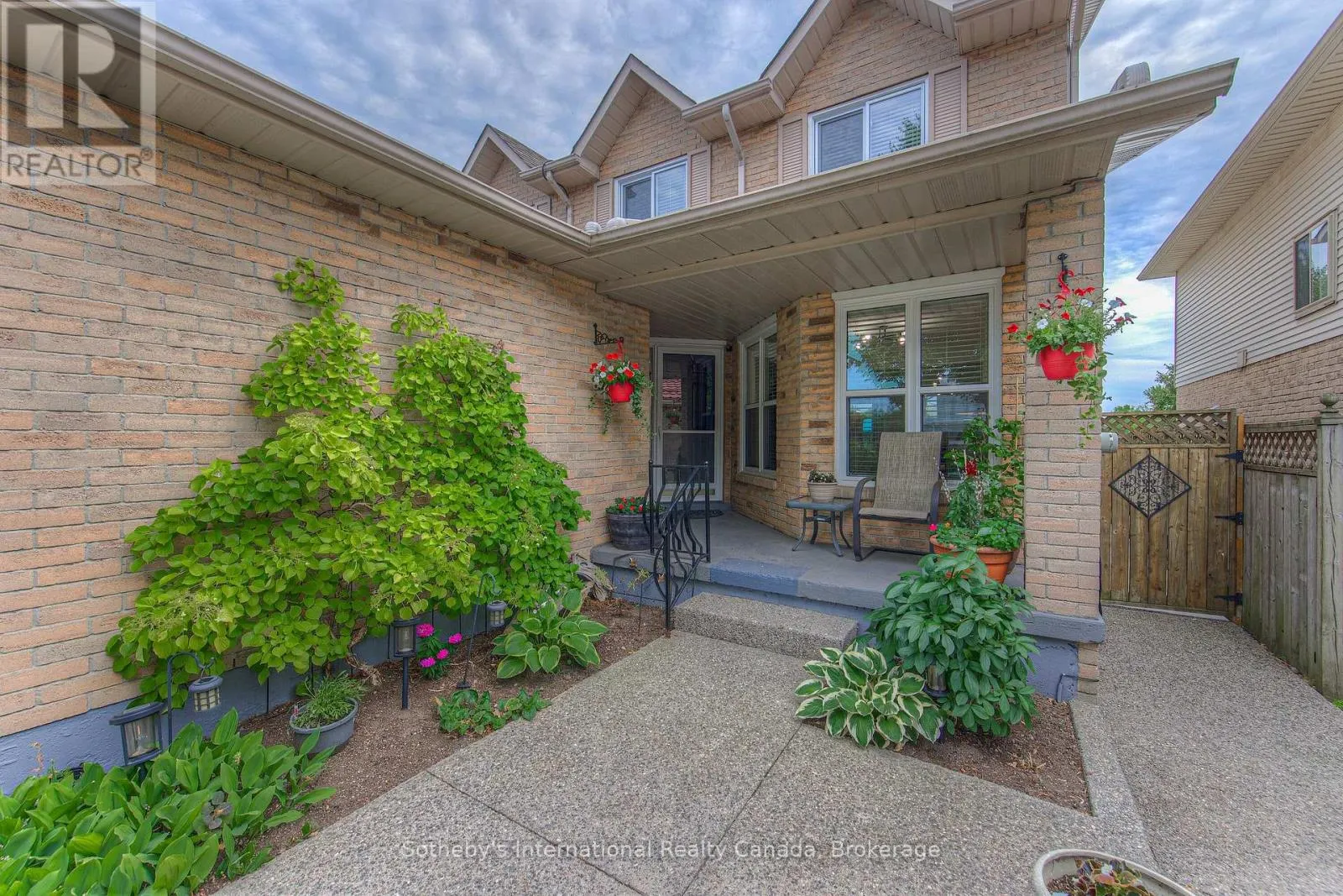 157 TWIN CRESCENT