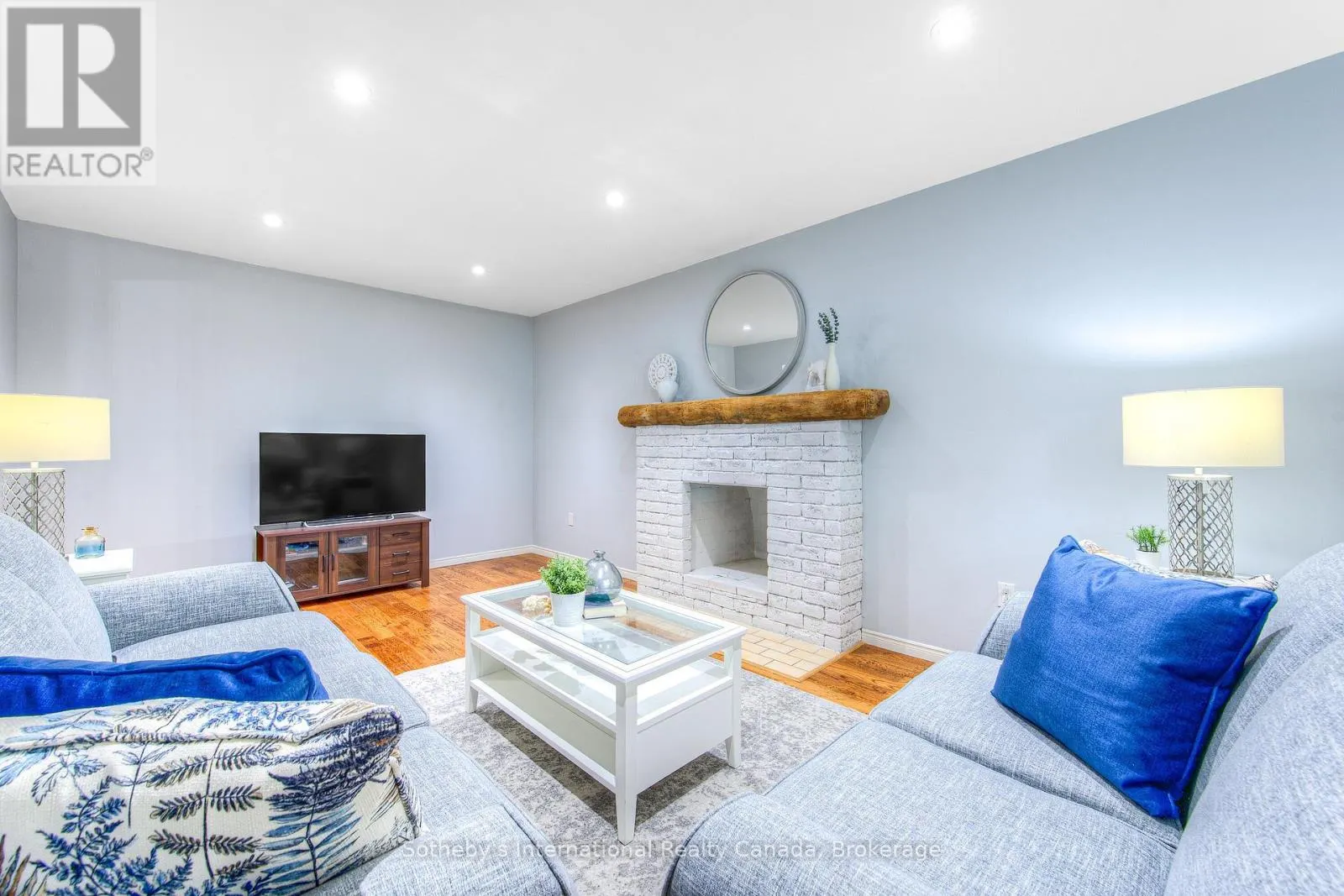 157 TWIN CRESCENT