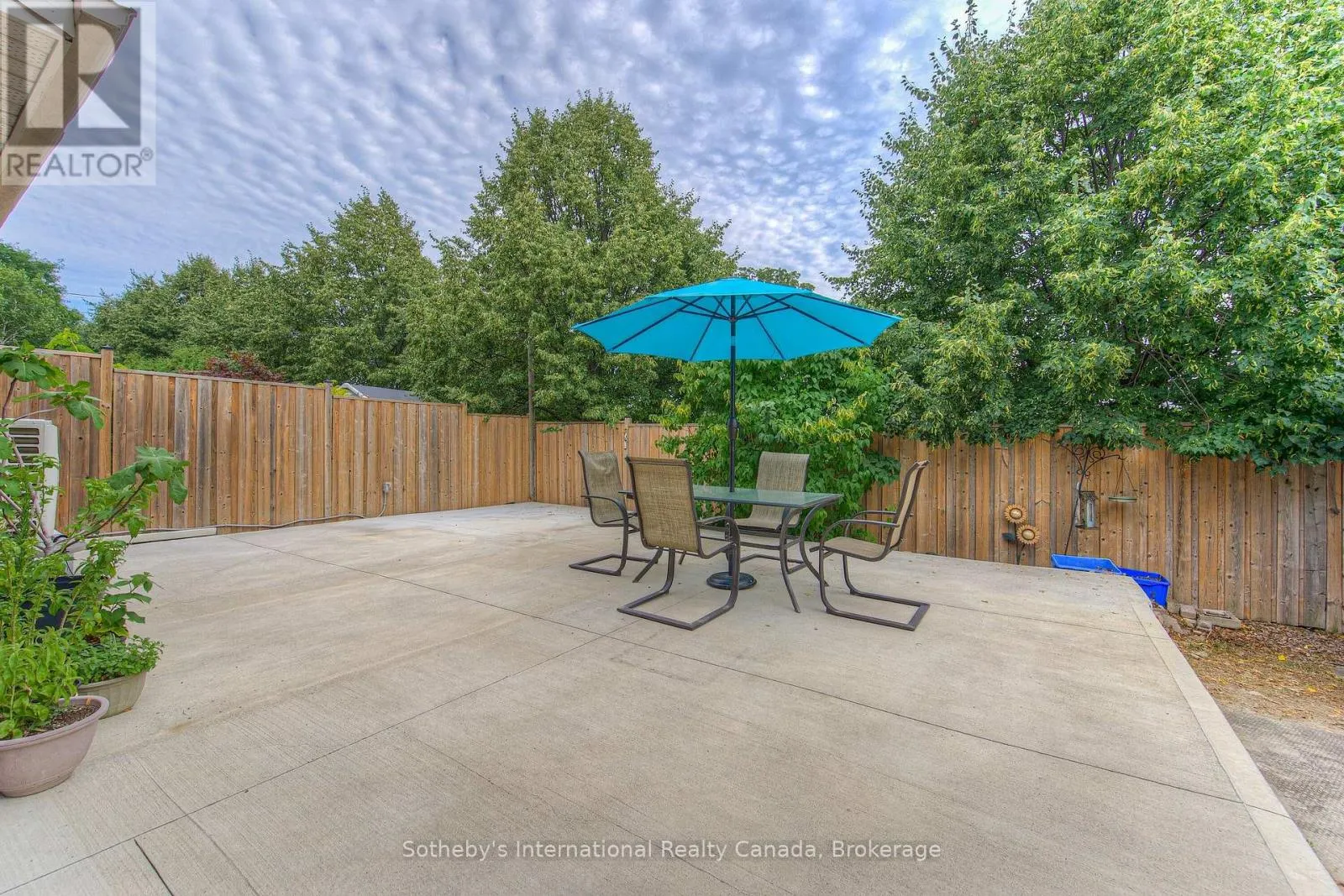 157 TWIN CRESCENT