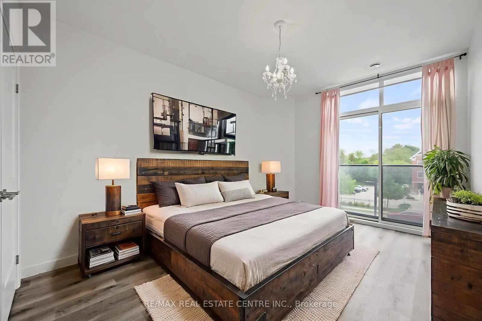202 - 399 QUEEN STREET S