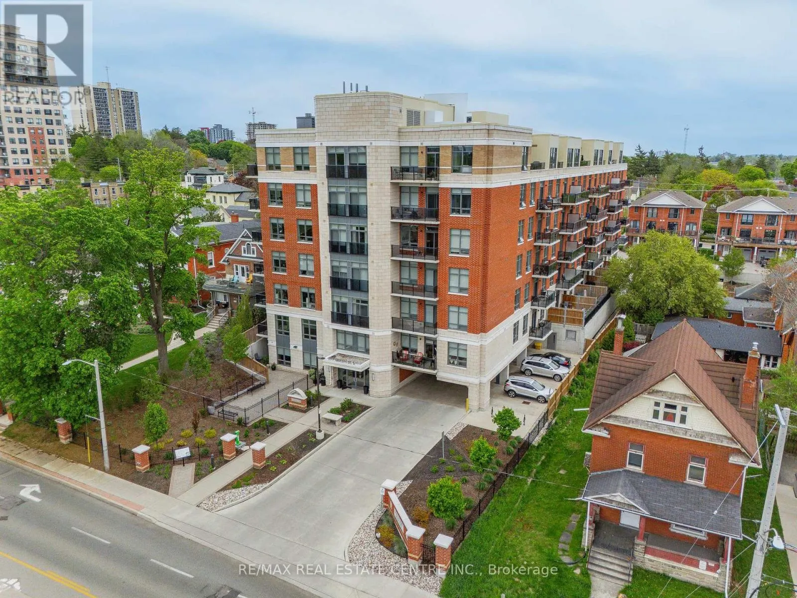 202 - 399 QUEEN STREET S