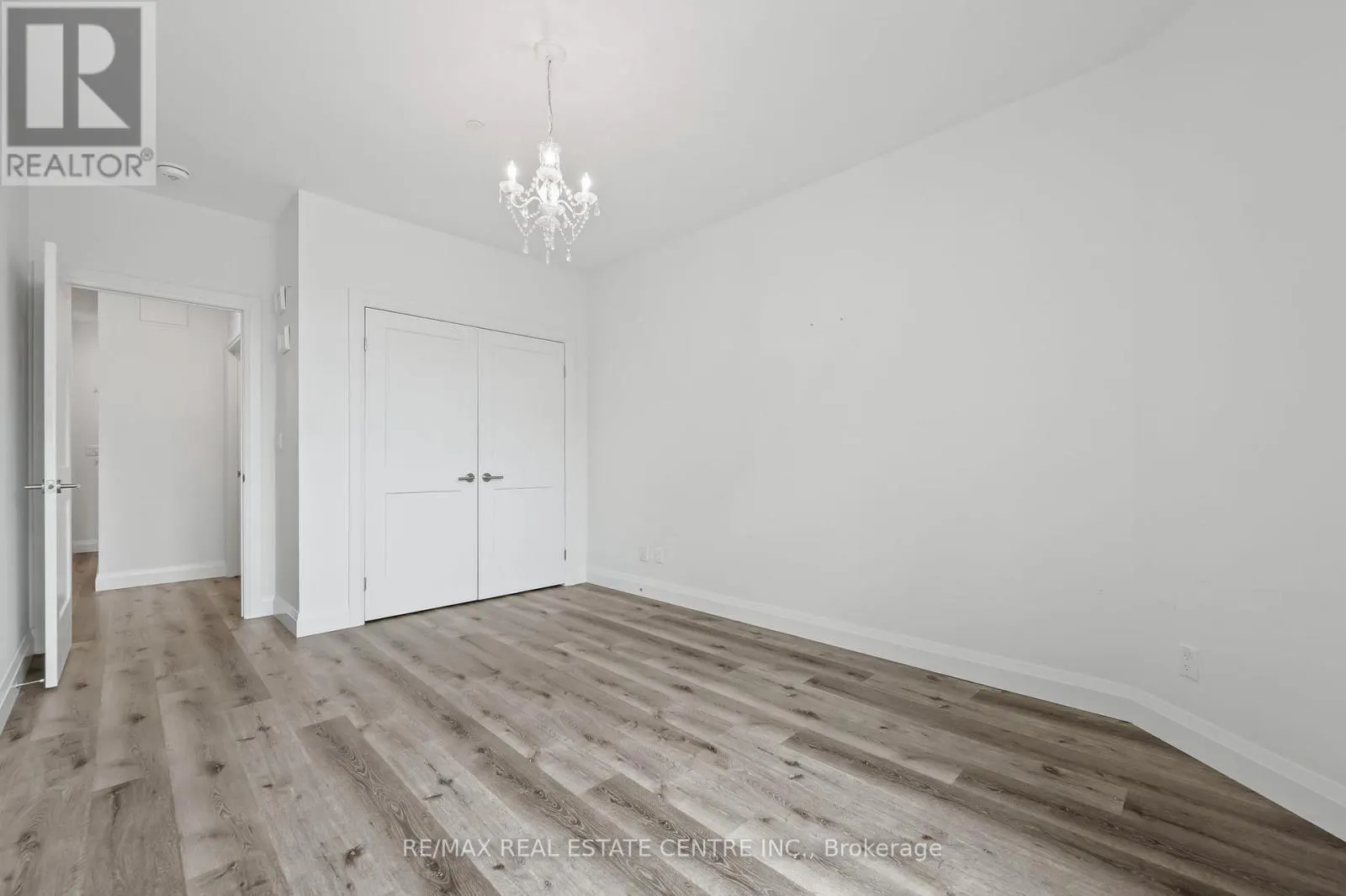 202 - 399 QUEEN STREET S
