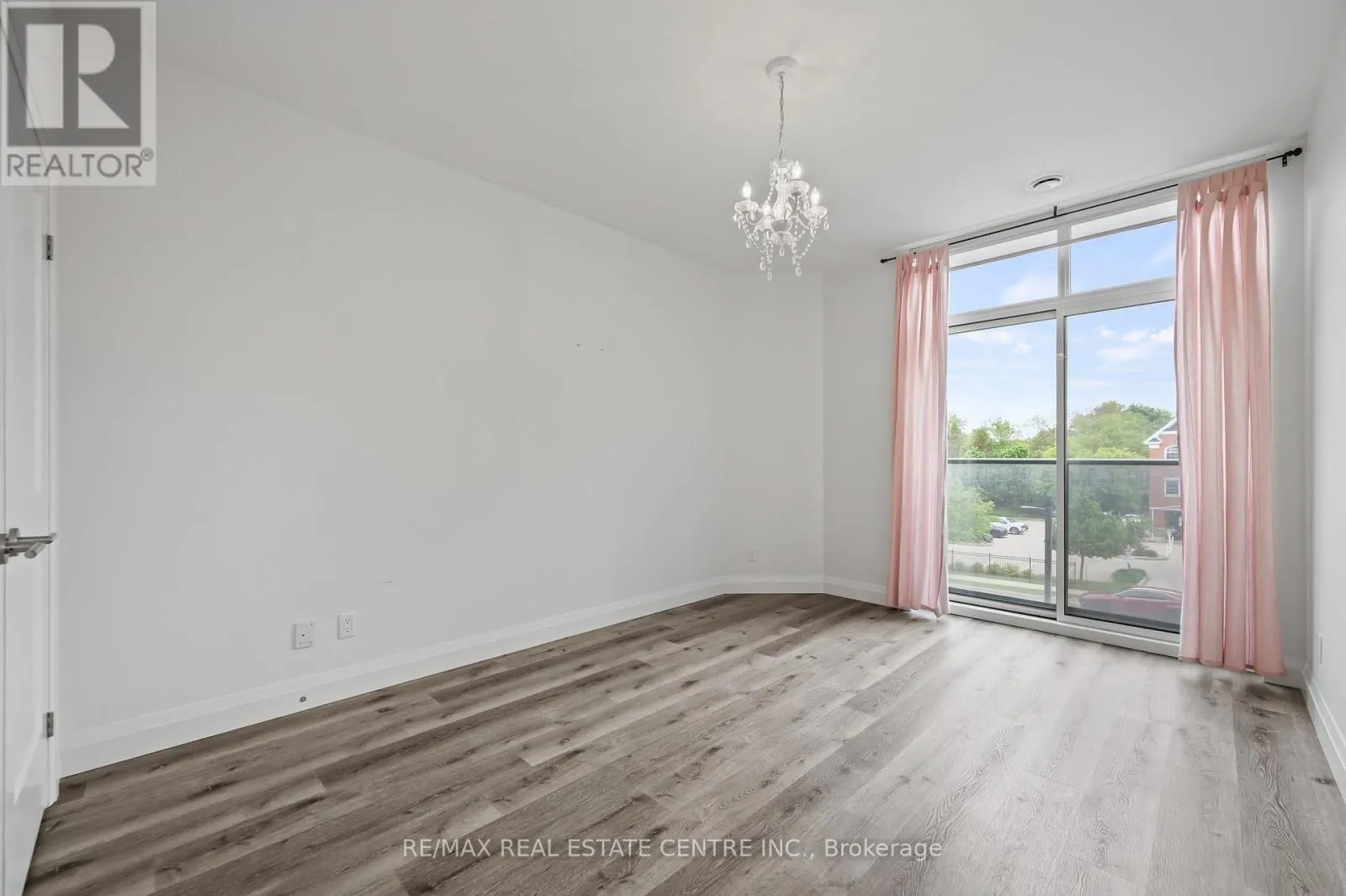 202 - 399 QUEEN STREET S