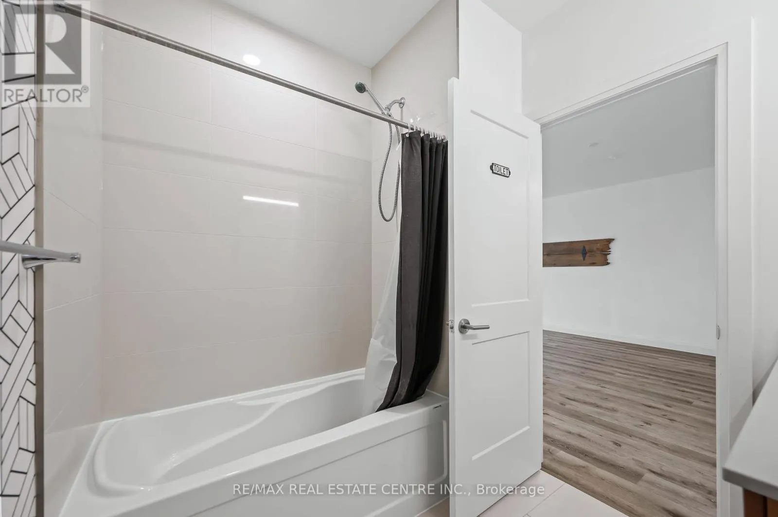 202 - 399 QUEEN STREET S