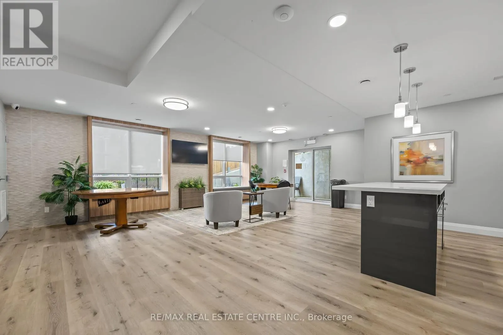 202 - 399 QUEEN STREET S