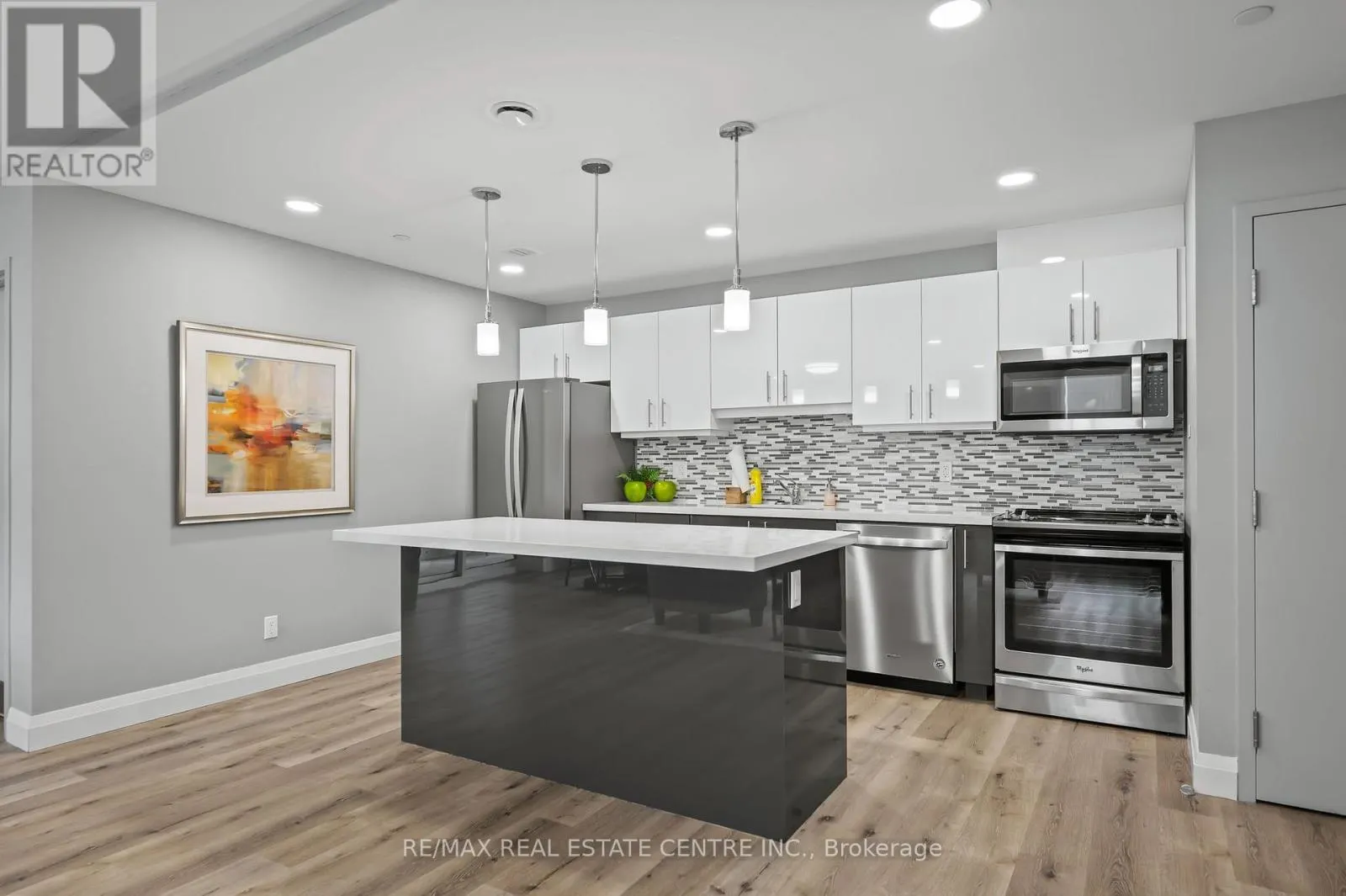 202 - 399 QUEEN STREET S
