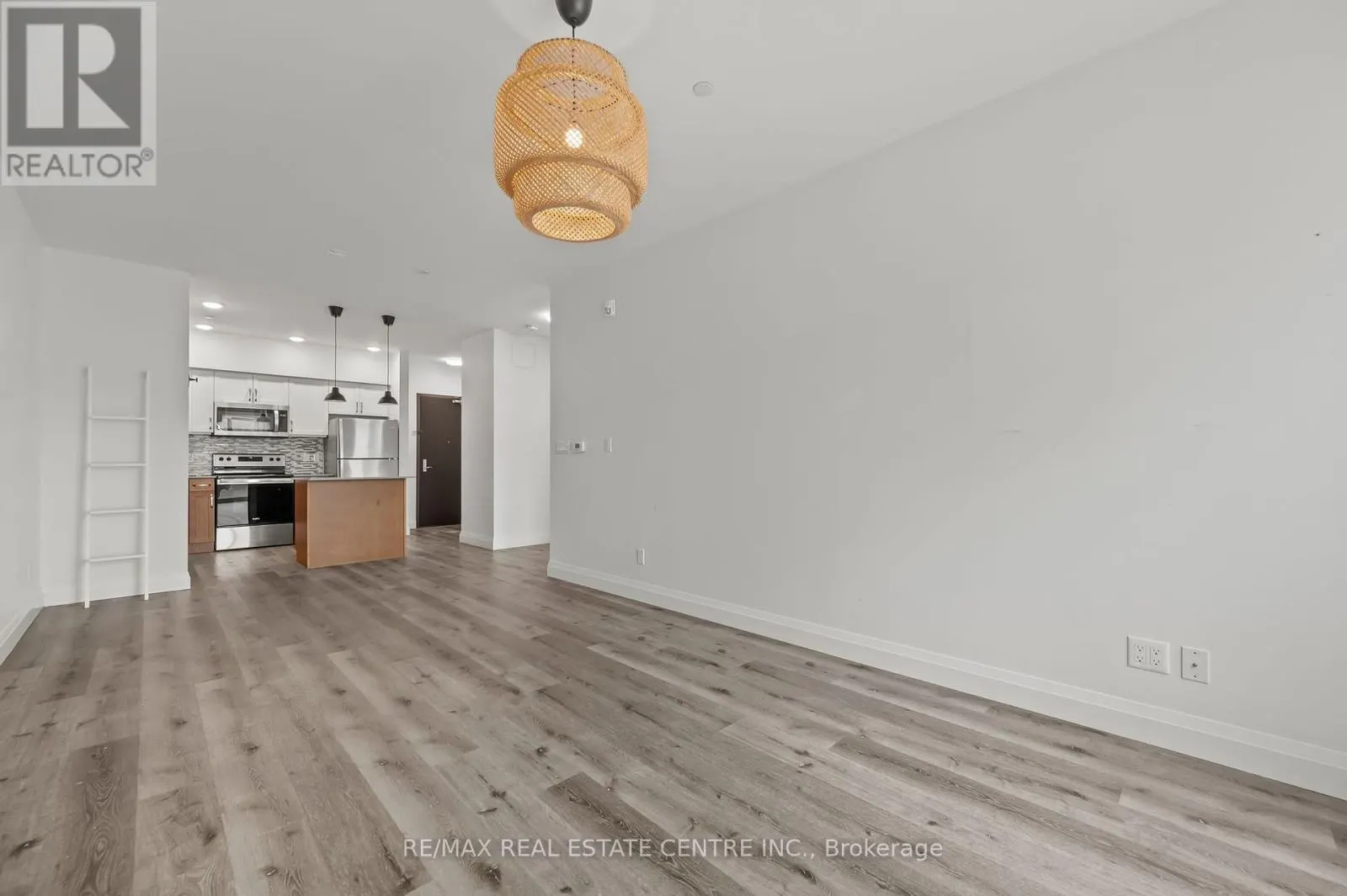 202 - 399 QUEEN STREET S