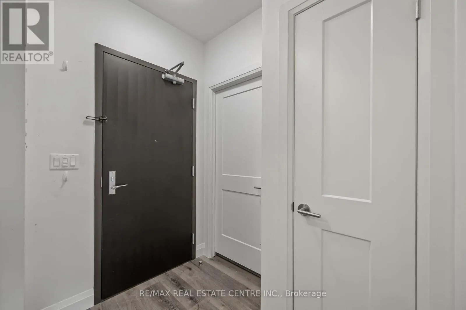 202 - 399 QUEEN STREET S