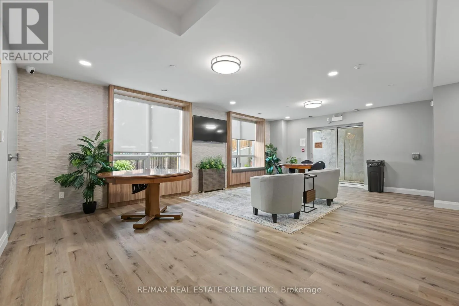 202 - 399 QUEEN STREET S