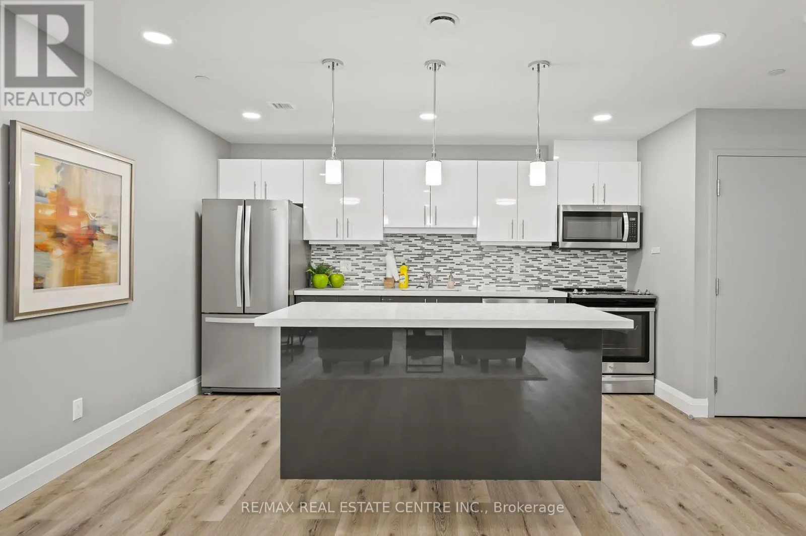 202 - 399 QUEEN STREET S