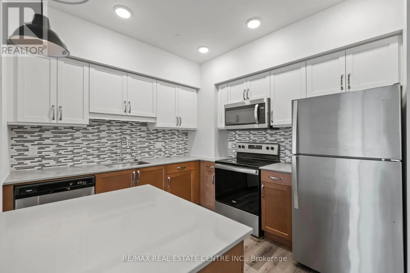 202 - 399 QUEEN STREET S