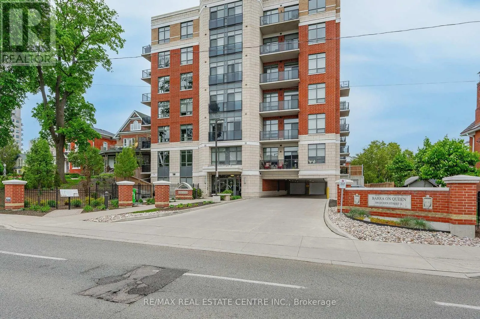 202 - 399 QUEEN STREET S