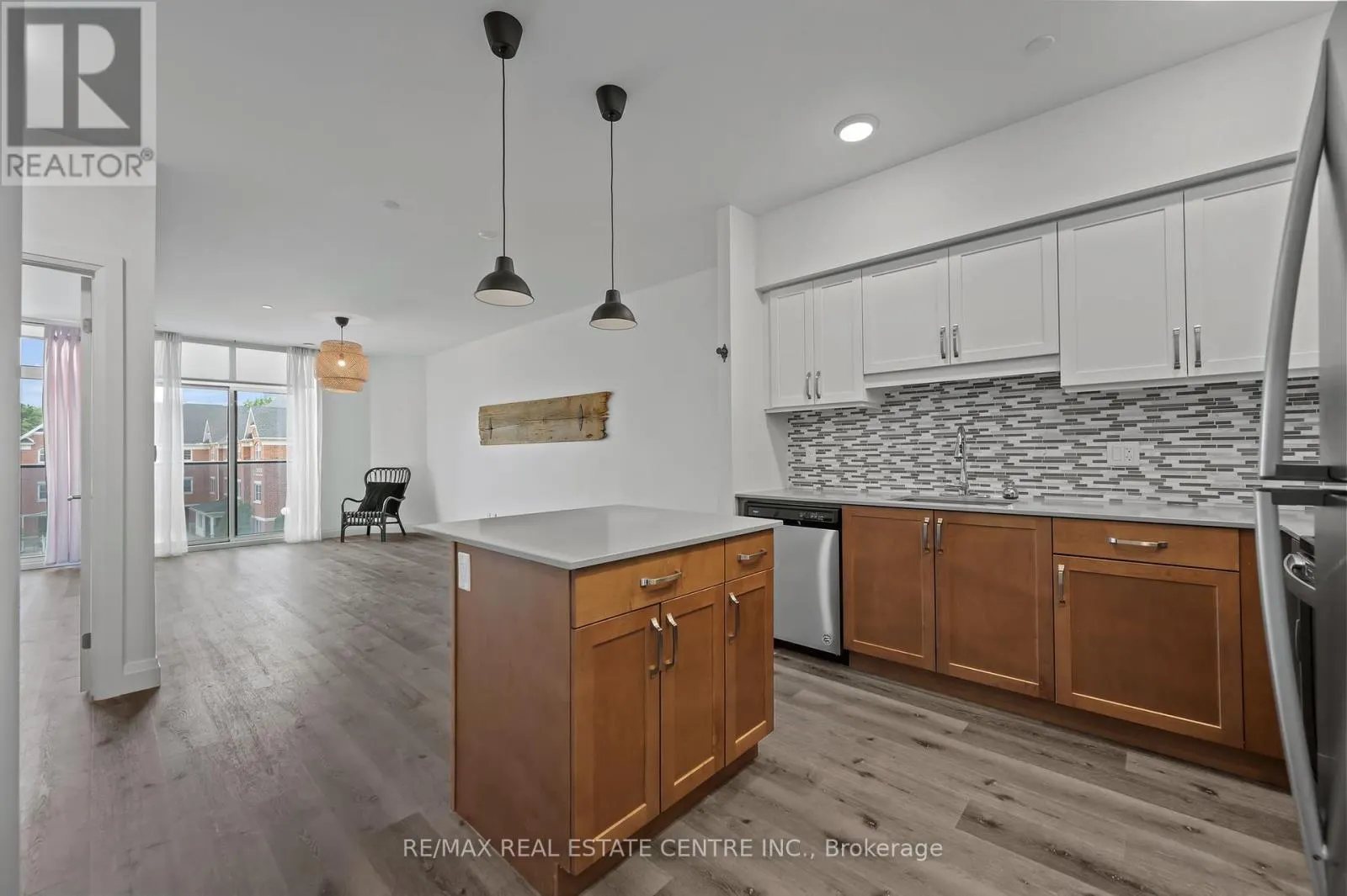 202 - 399 QUEEN STREET S