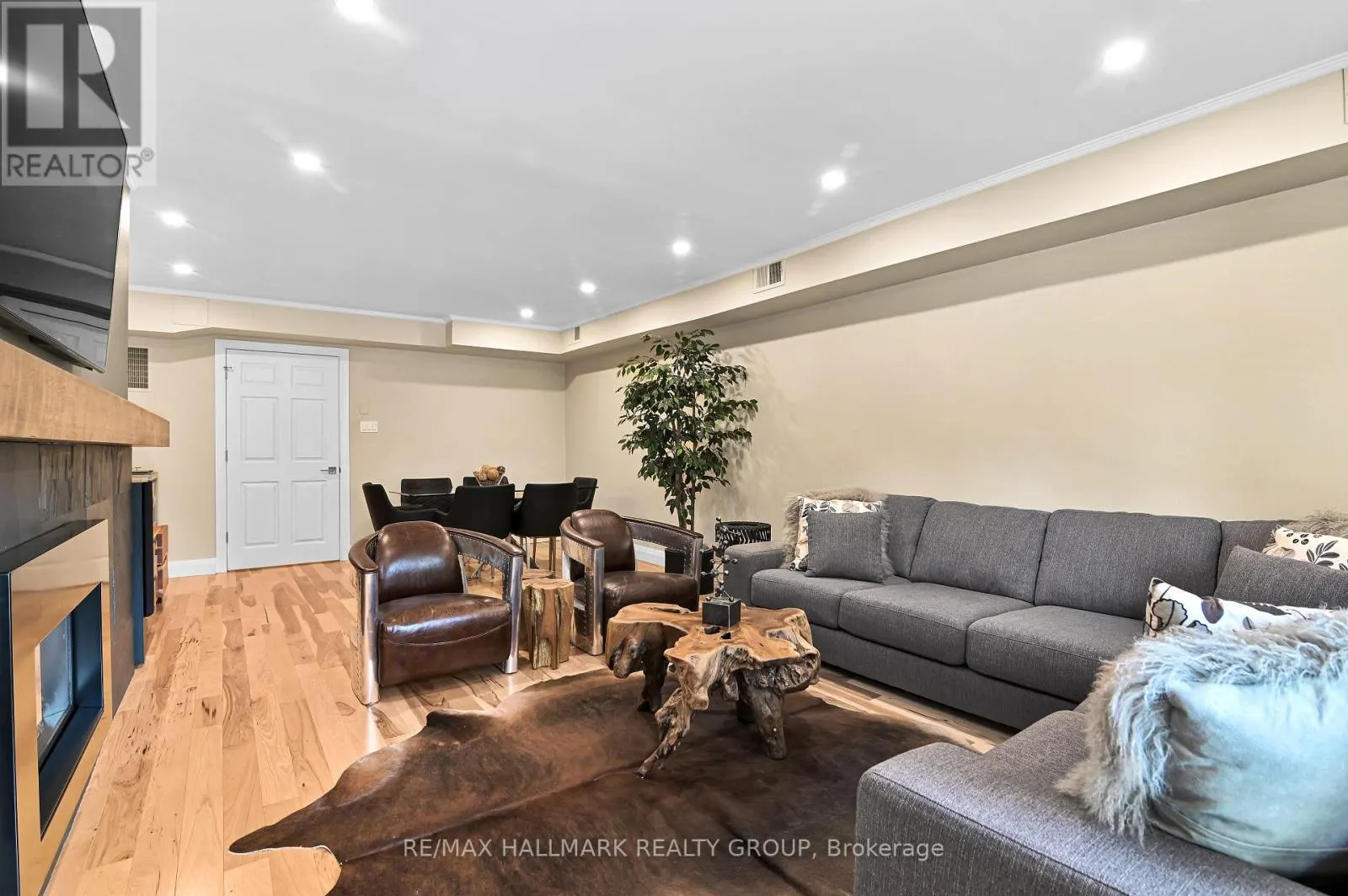 3 - 74 SOMERSET STREET W