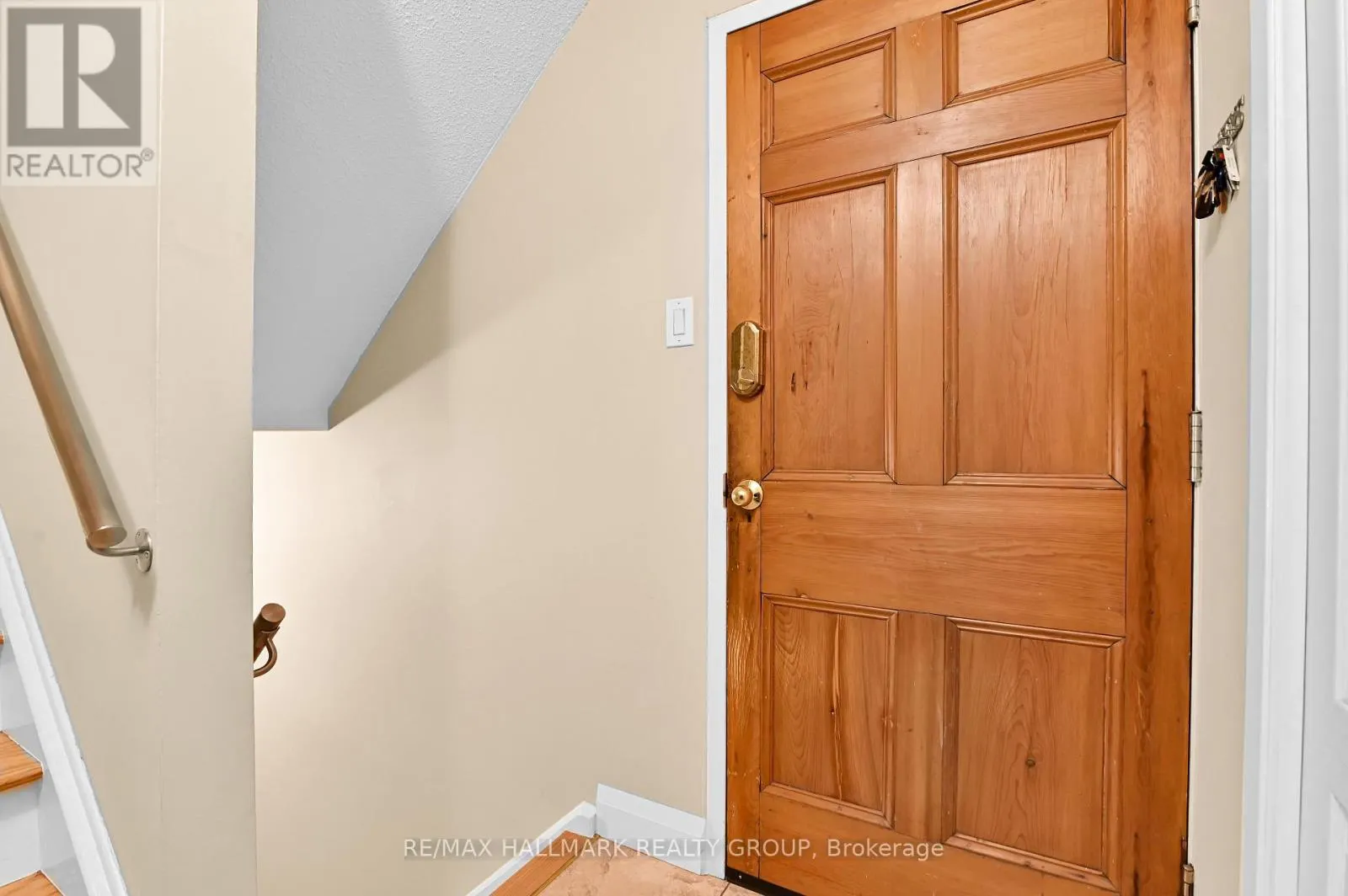 3 - 74 SOMERSET STREET W
