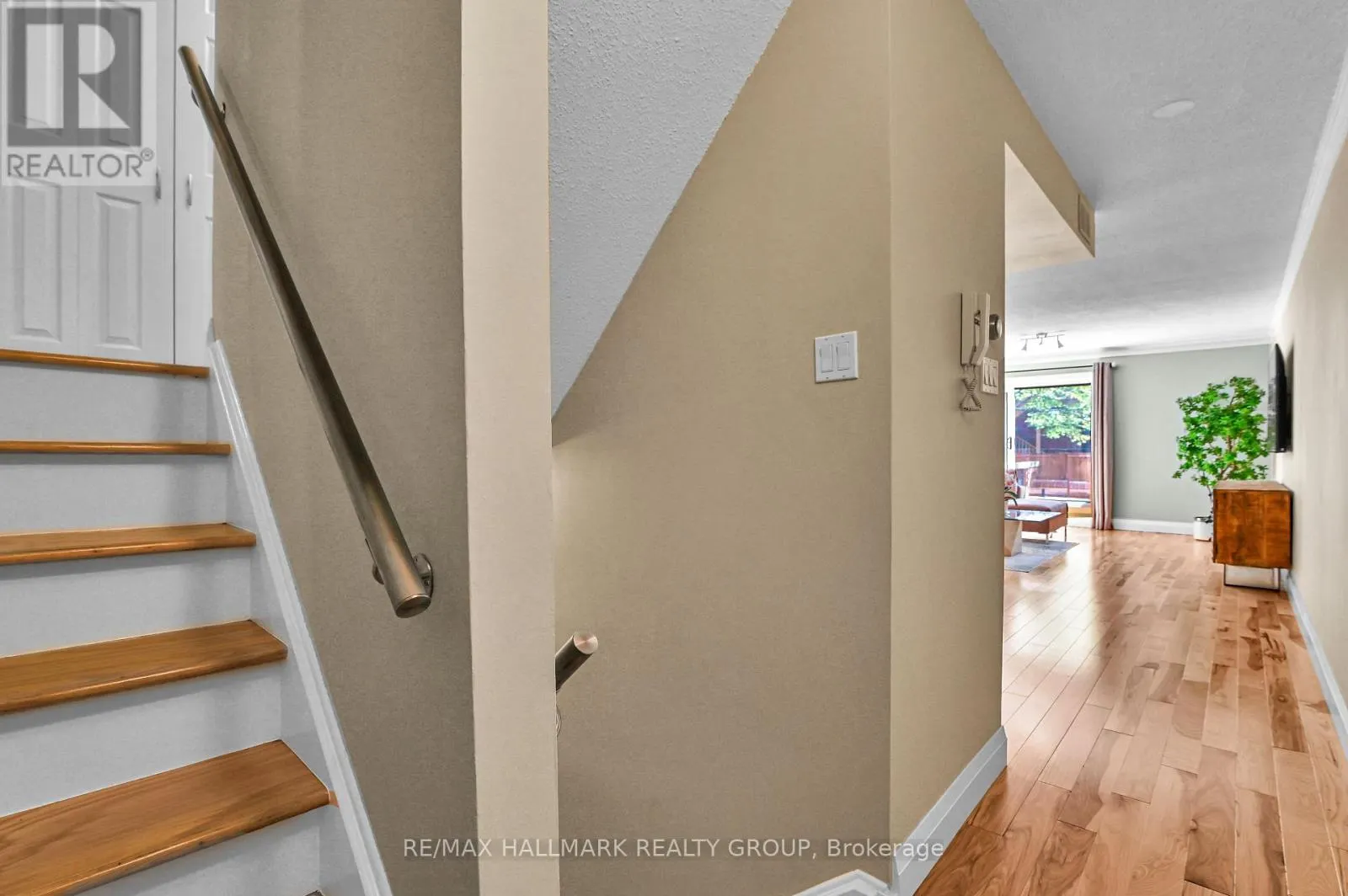 3 - 74 SOMERSET STREET W