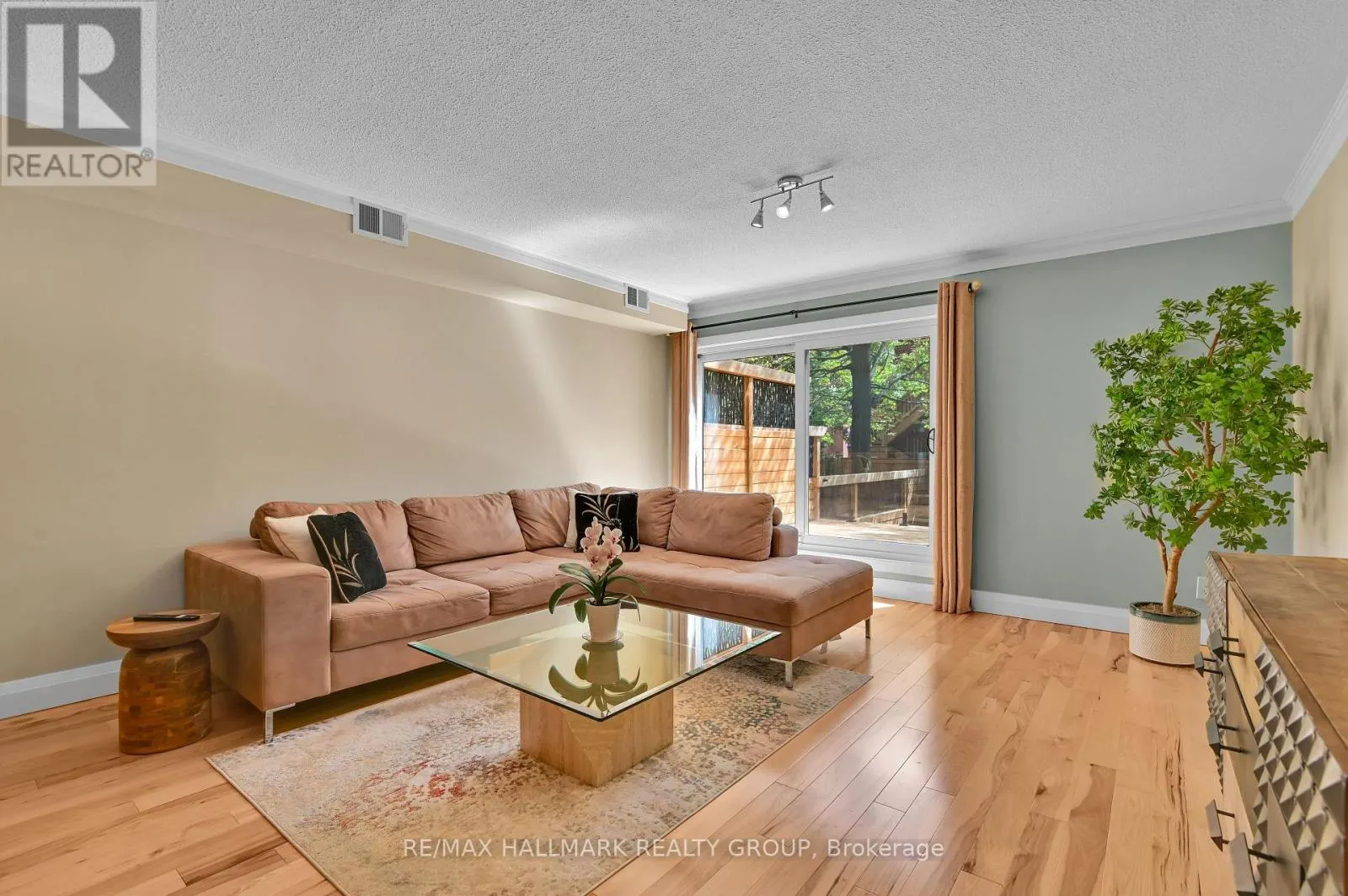 3 - 74 SOMERSET STREET W