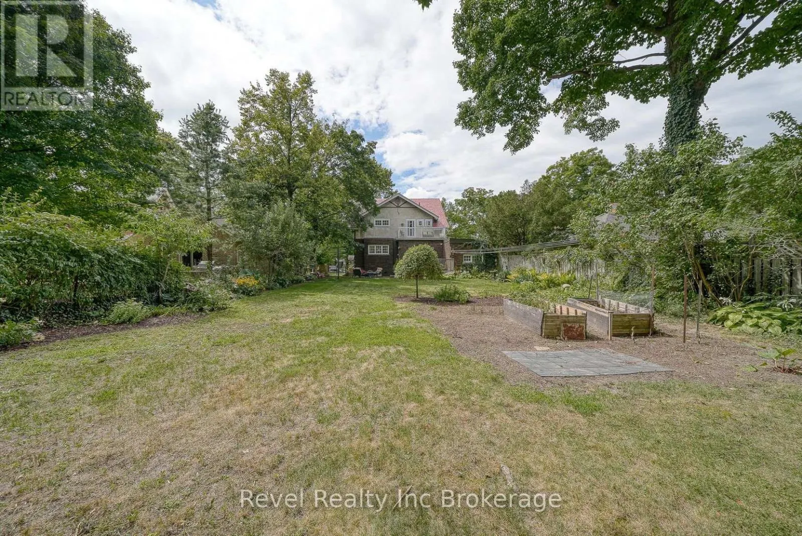 140 VANSITTART AVENUE