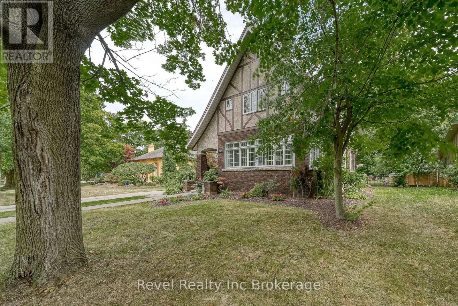 140 VANSITTART AVENUE