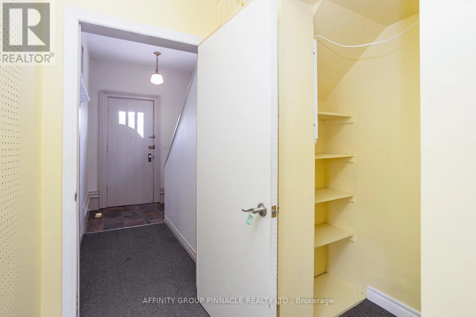 221 KENT STREET W