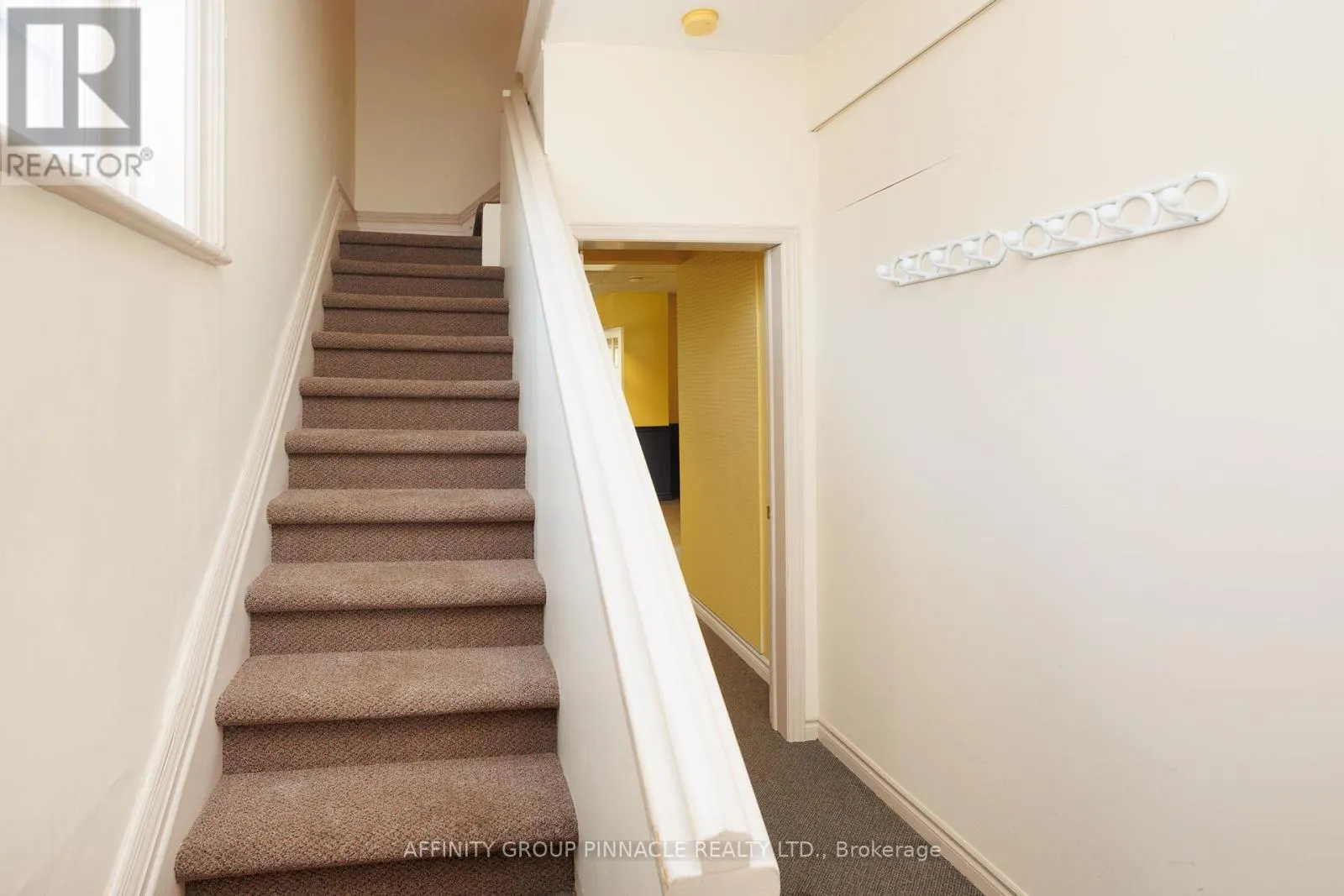 221 KENT STREET W
