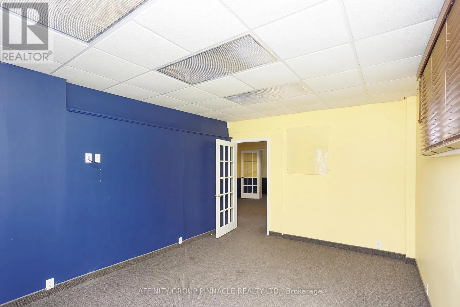 221 KENT STREET W