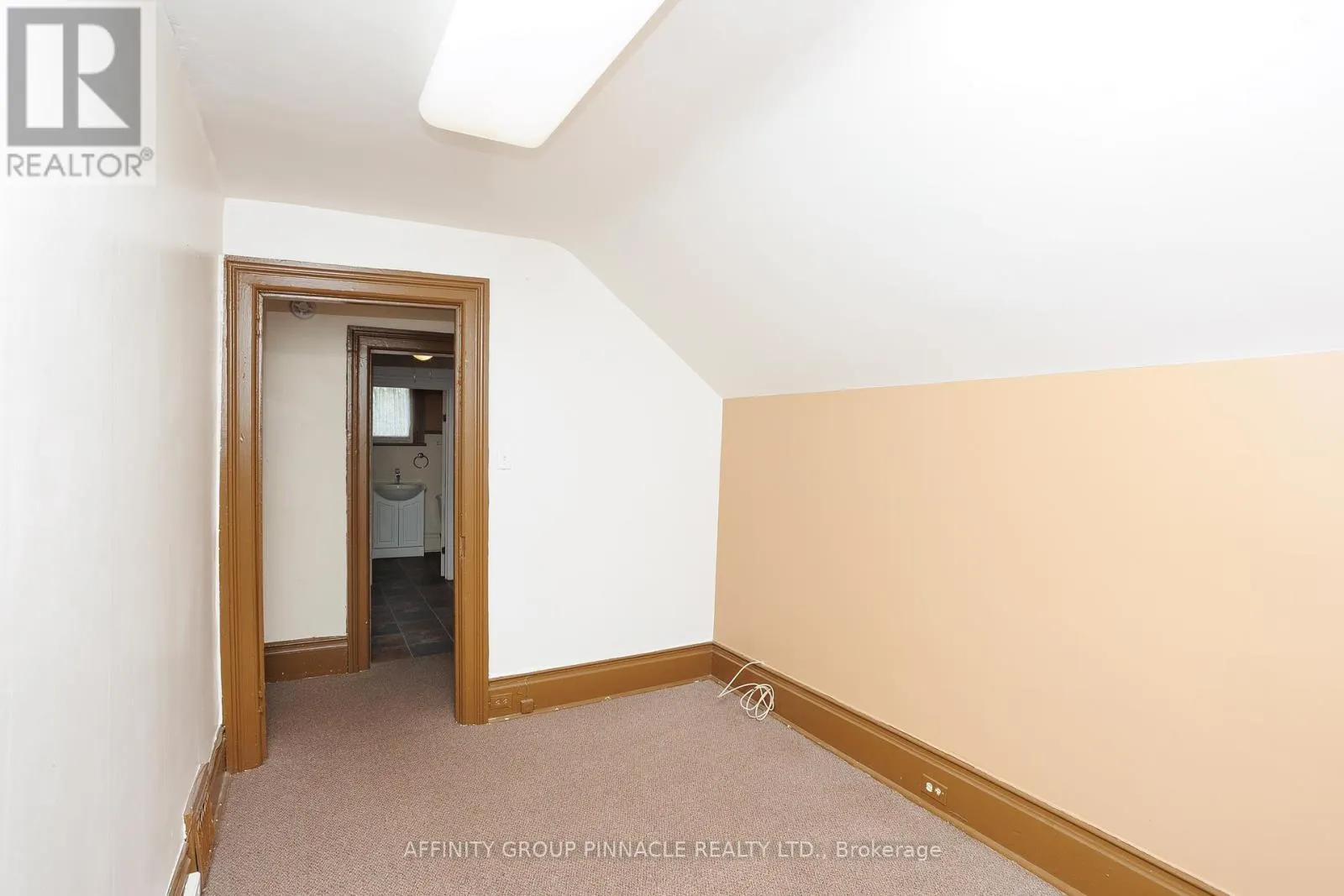 221 KENT STREET W