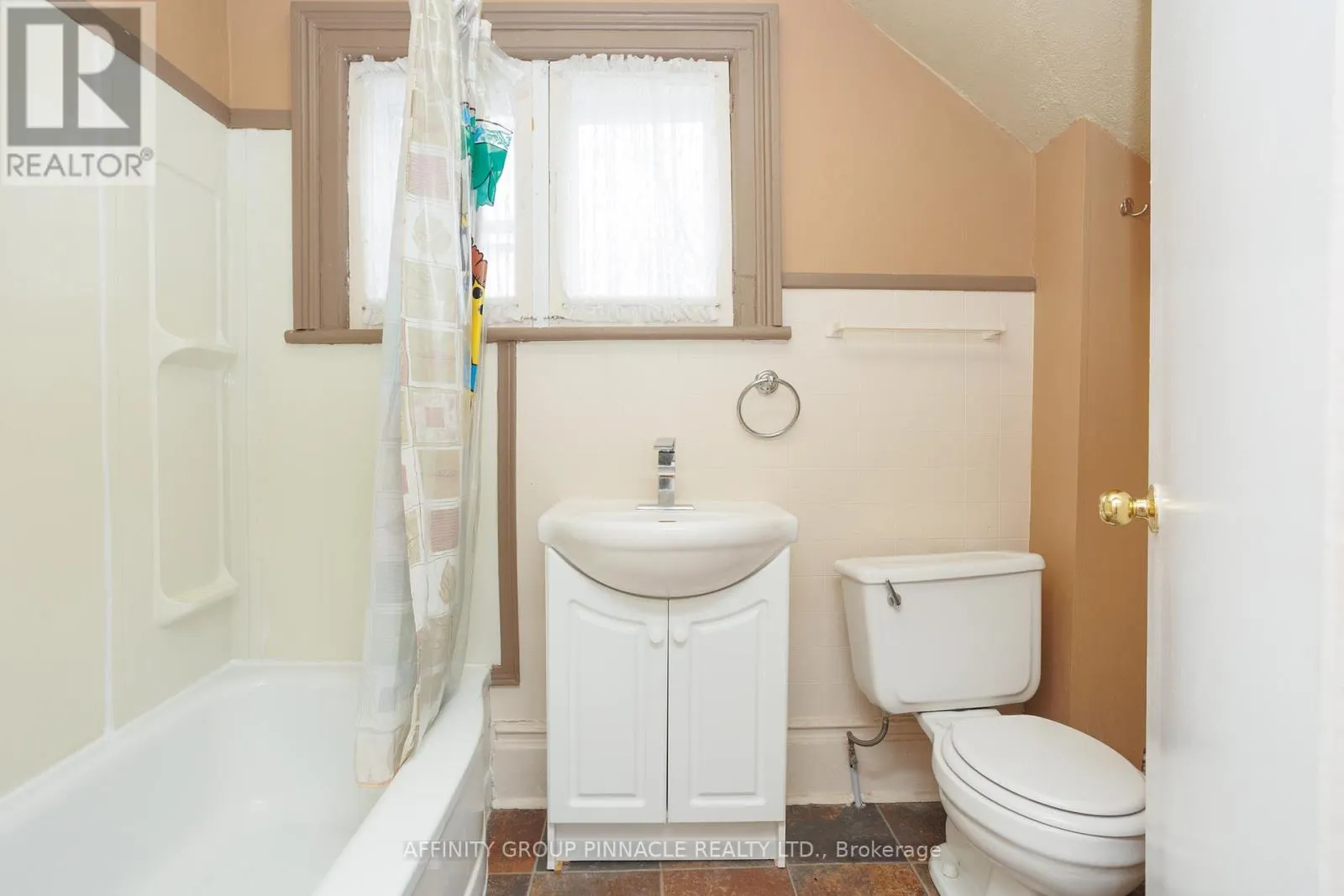 221 KENT STREET W