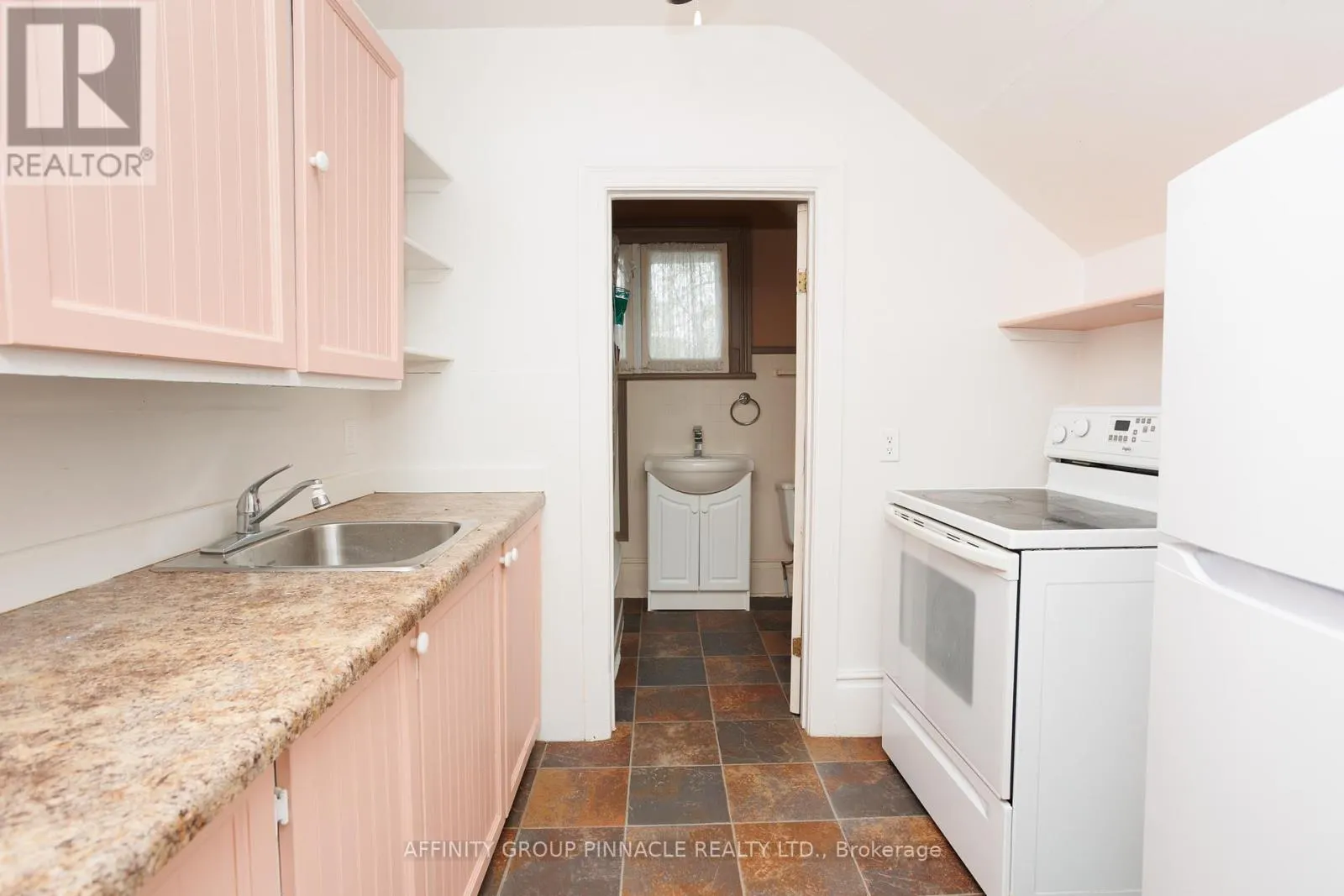 221 KENT STREET W