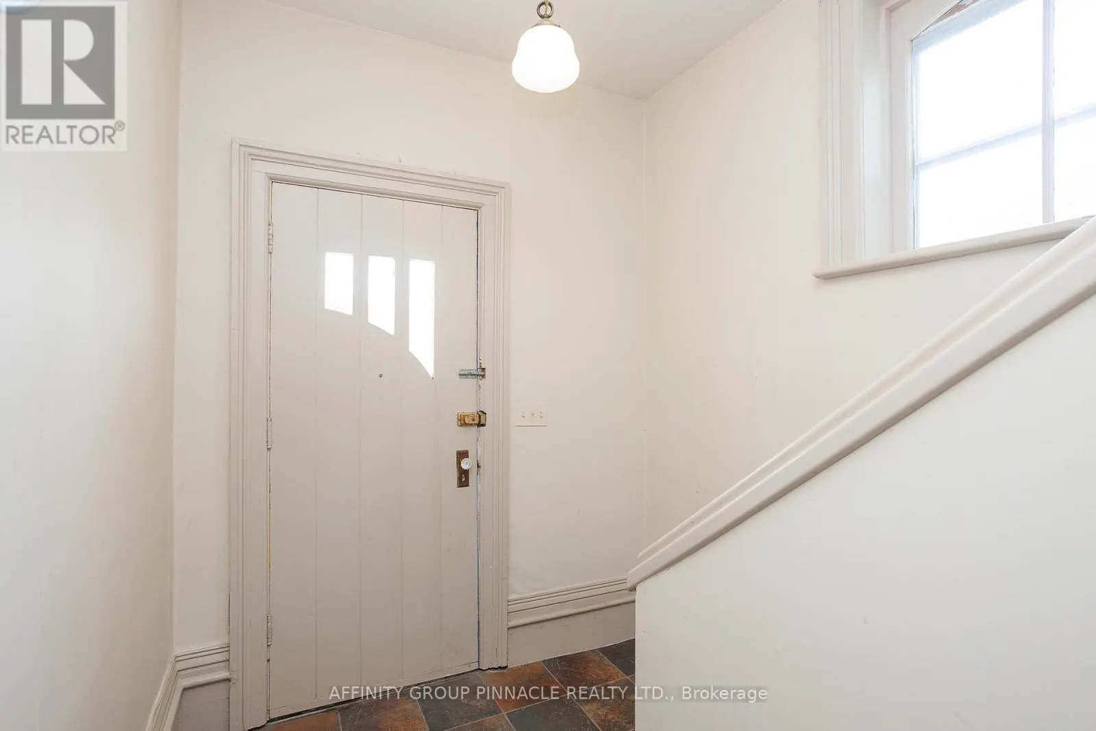 221 KENT STREET W