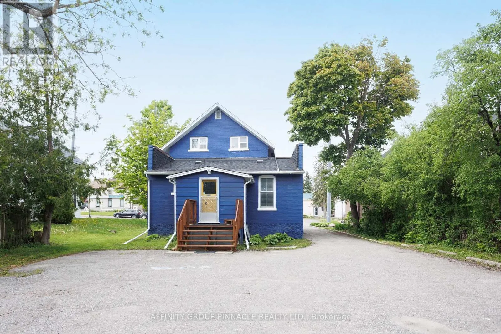 221 KENT STREET W